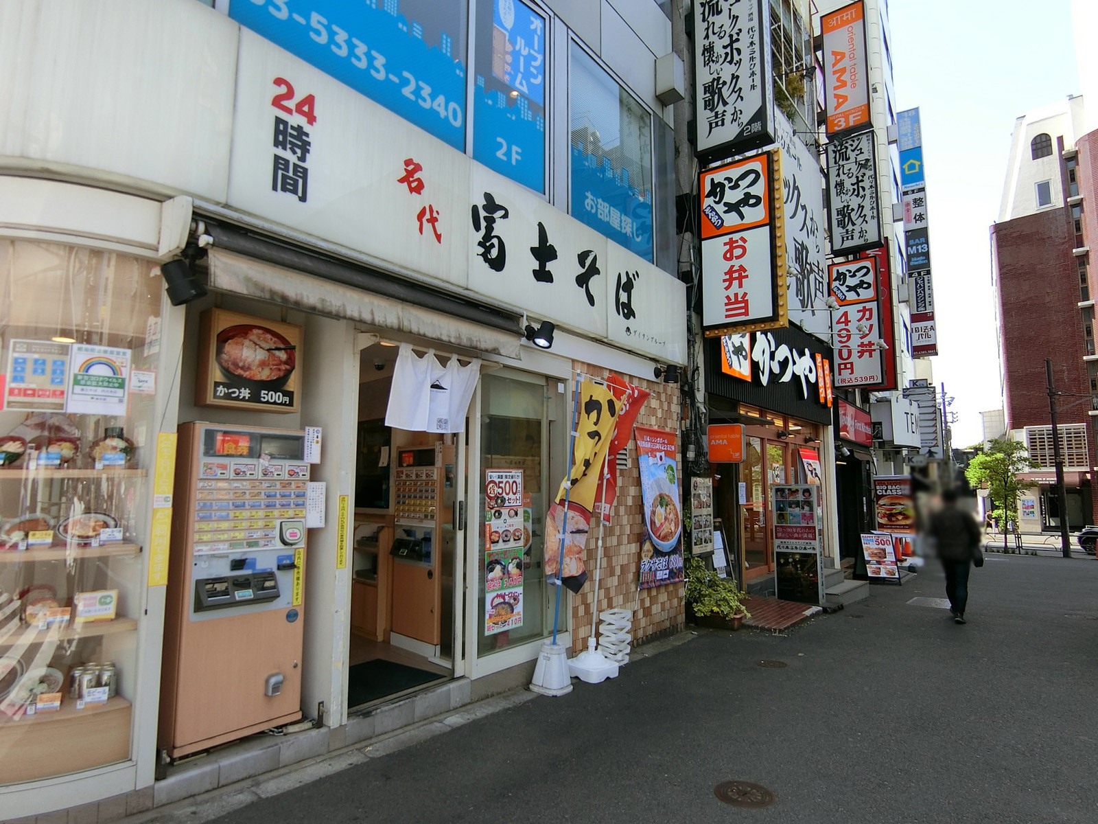 駅付近には飲食店が複数あり