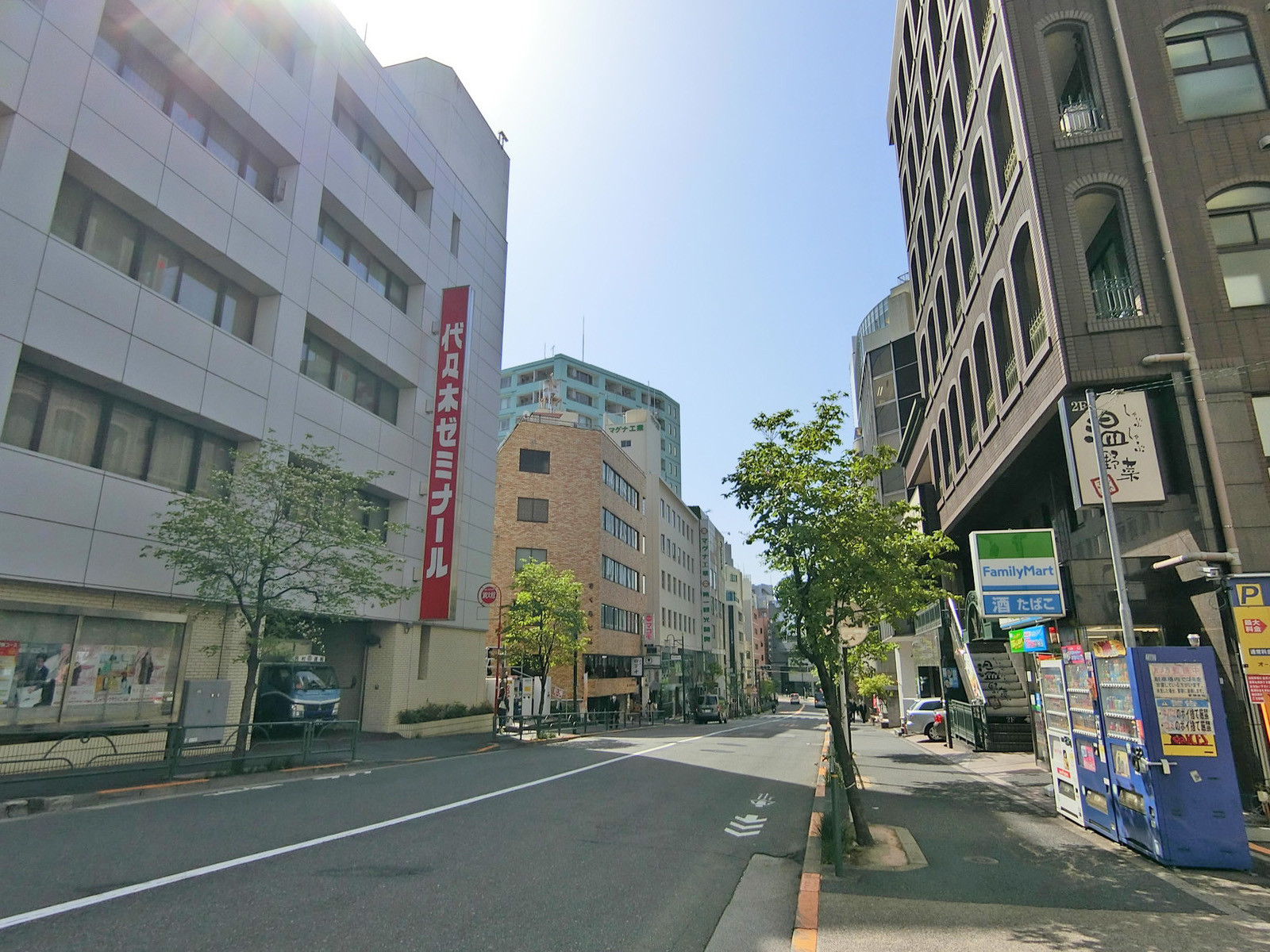 第⼆宝⼭ビル前面の通り