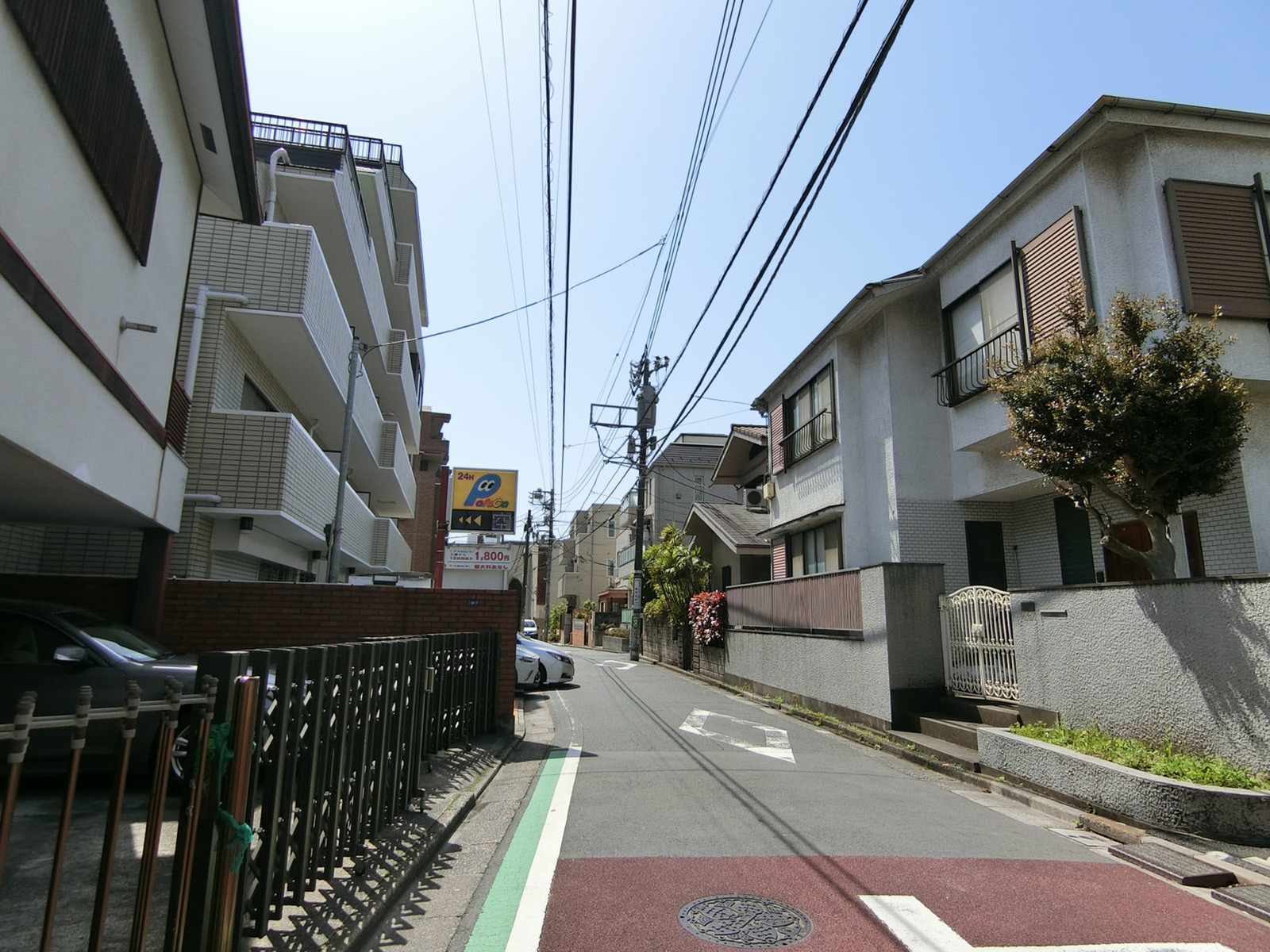 アルタス新宿南前面の通り