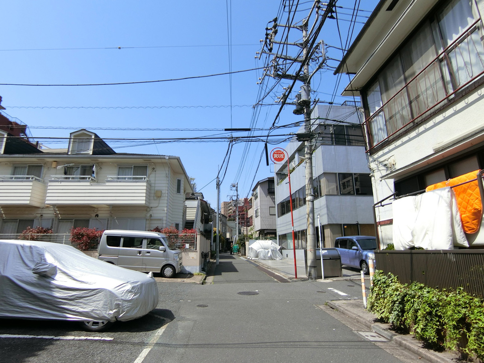 代々木登坂ビル前面の通り