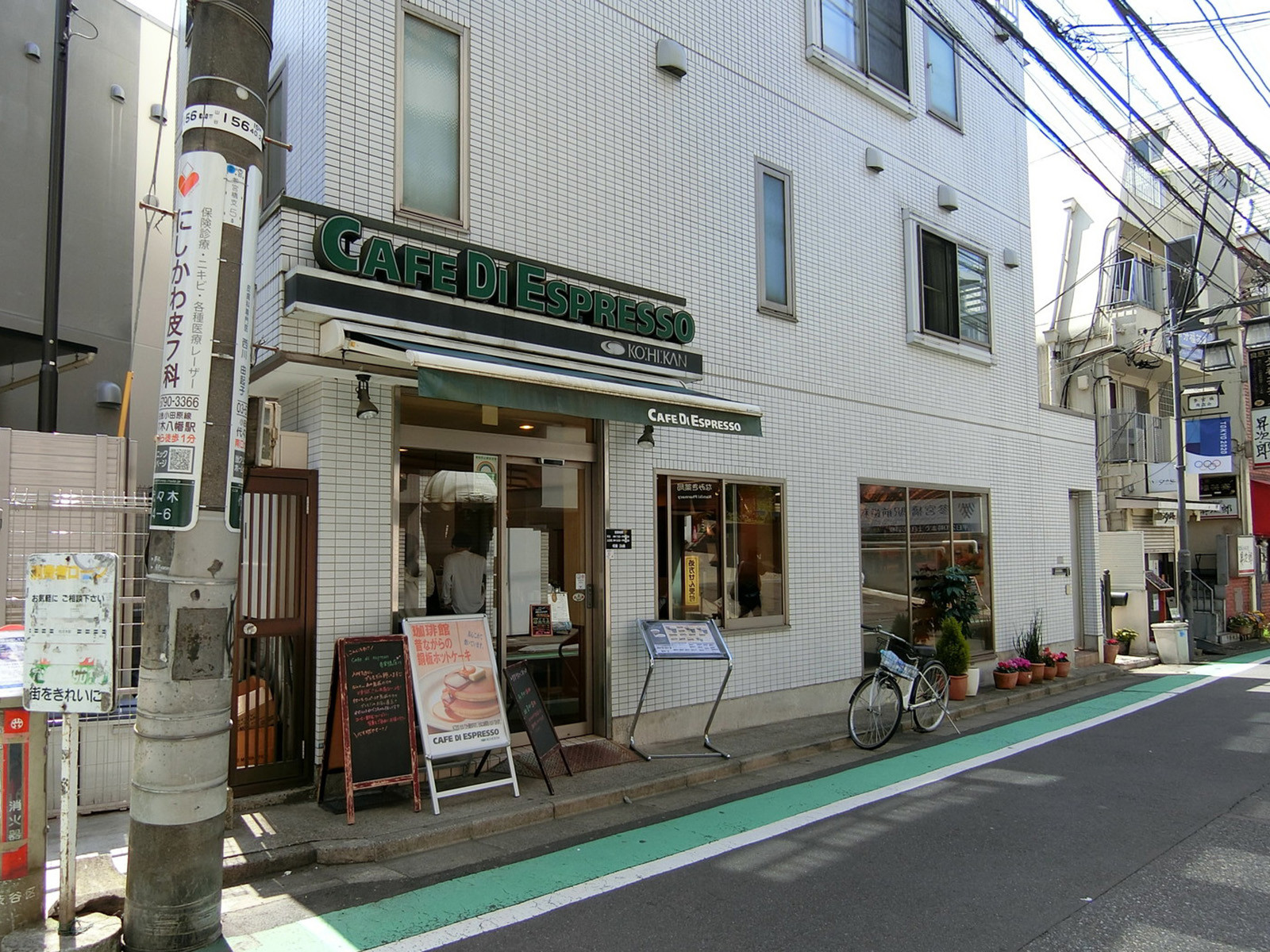 駅付近には飲食店があり