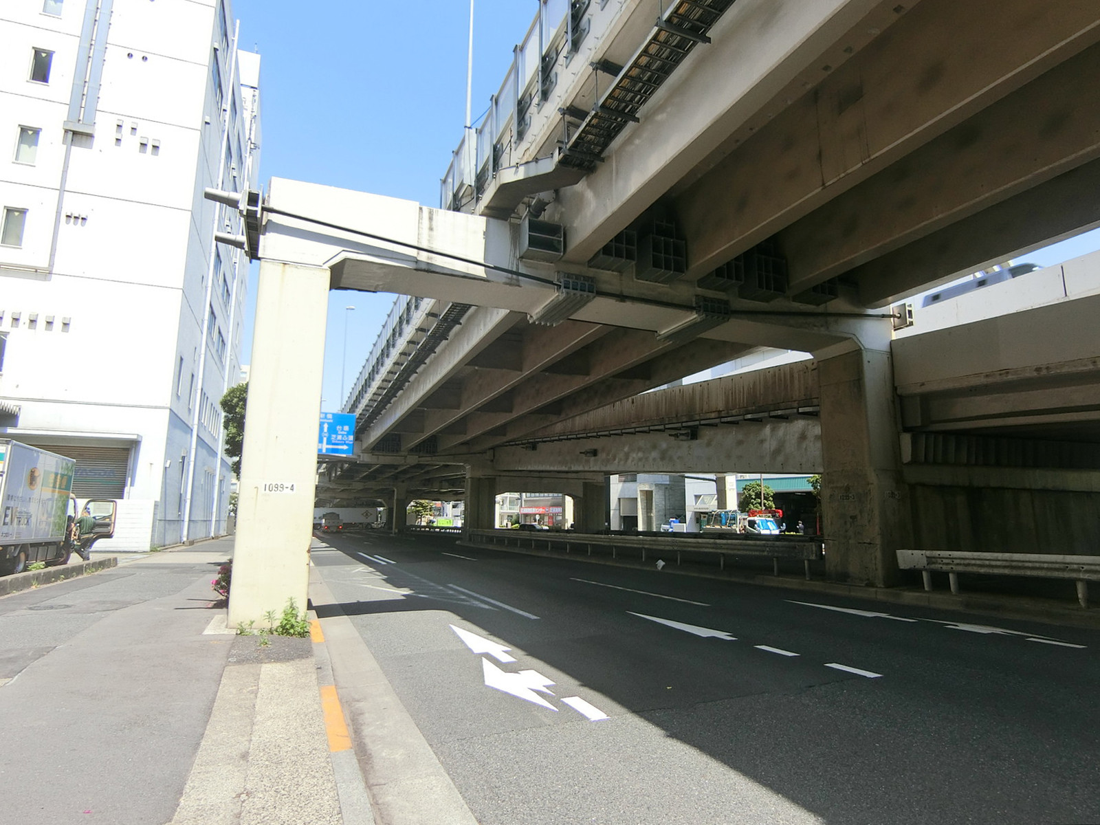 安田8号ビル前面の海岸通り