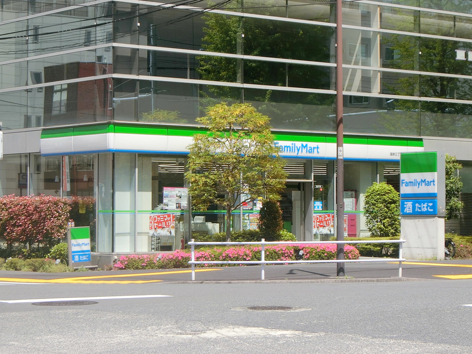 徒歩2分のファミリーマート