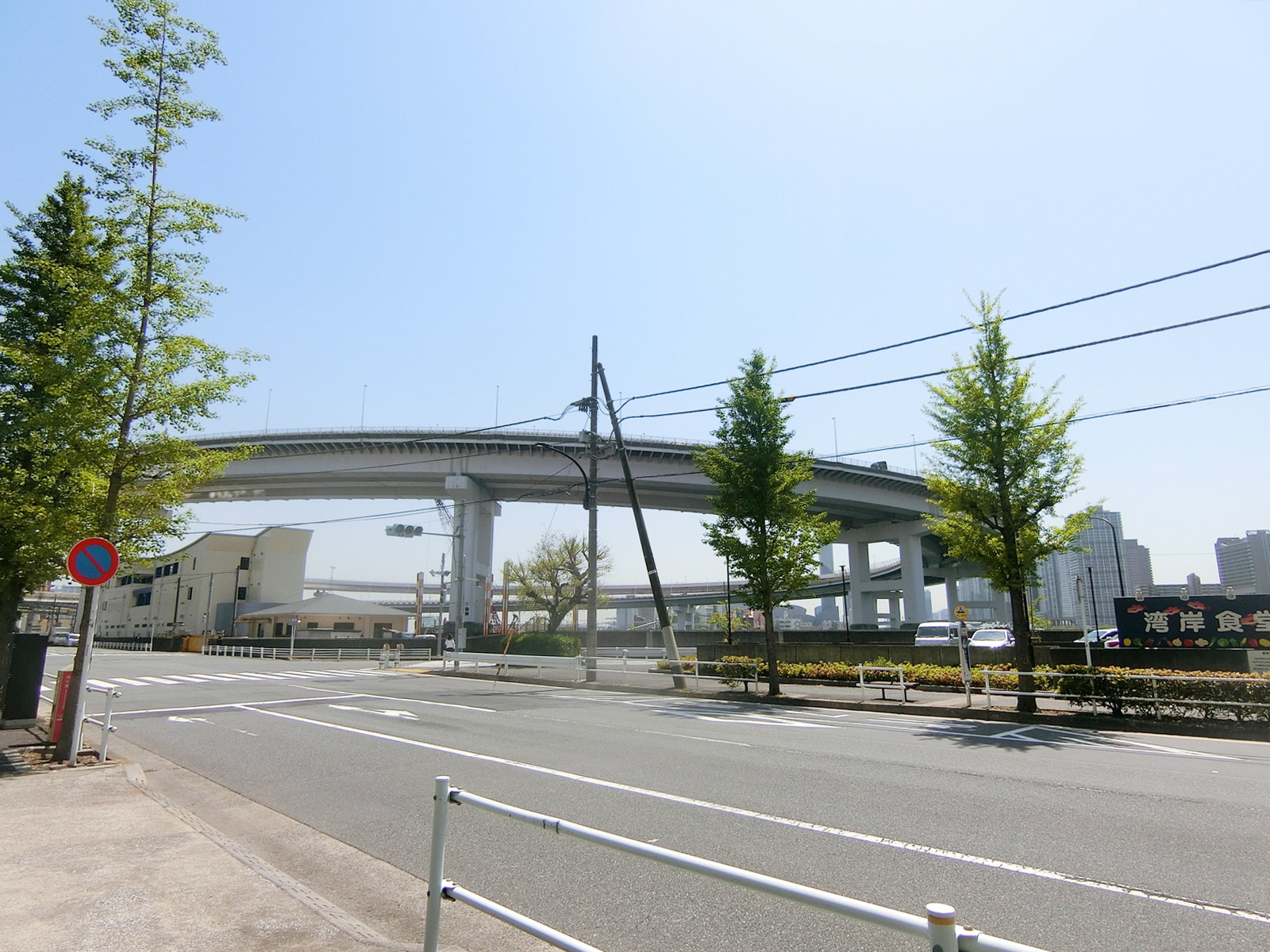 近くにはレインボーブリッジ
