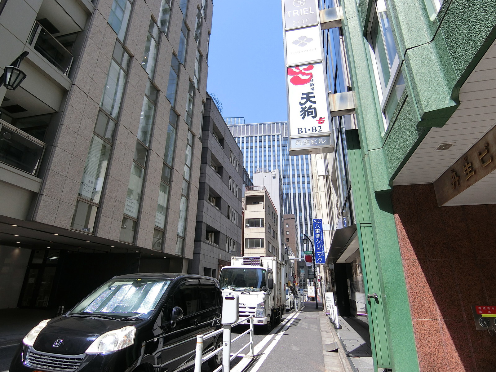 オフィスビル前面の通り