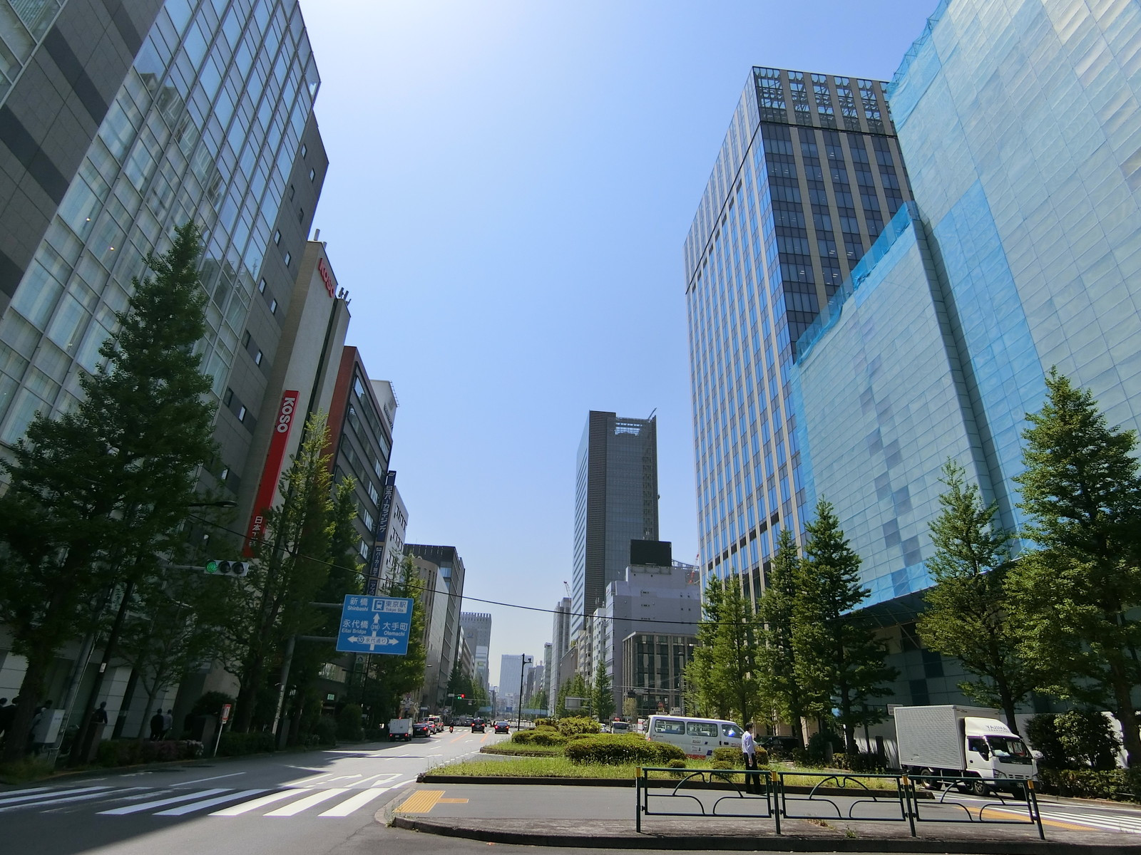 オフィスビル前面の通り