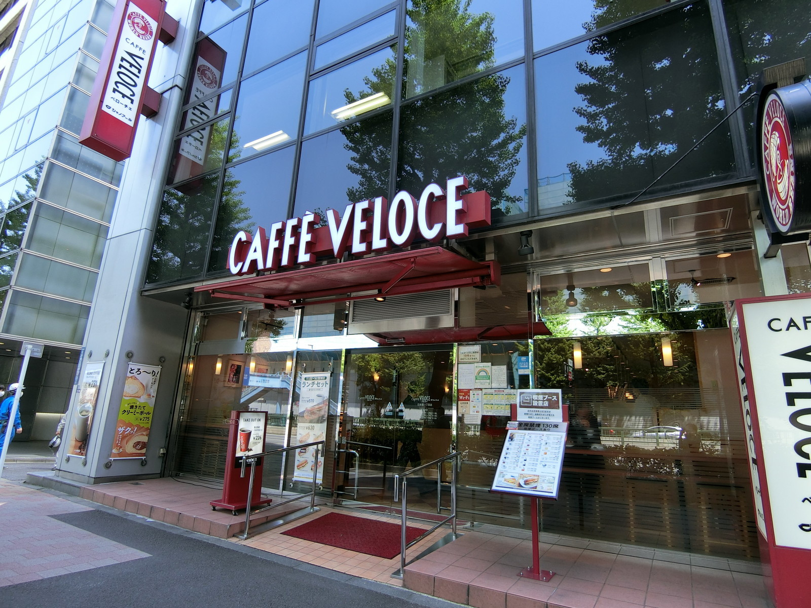 隣にあるカフェ・ベローチェ
