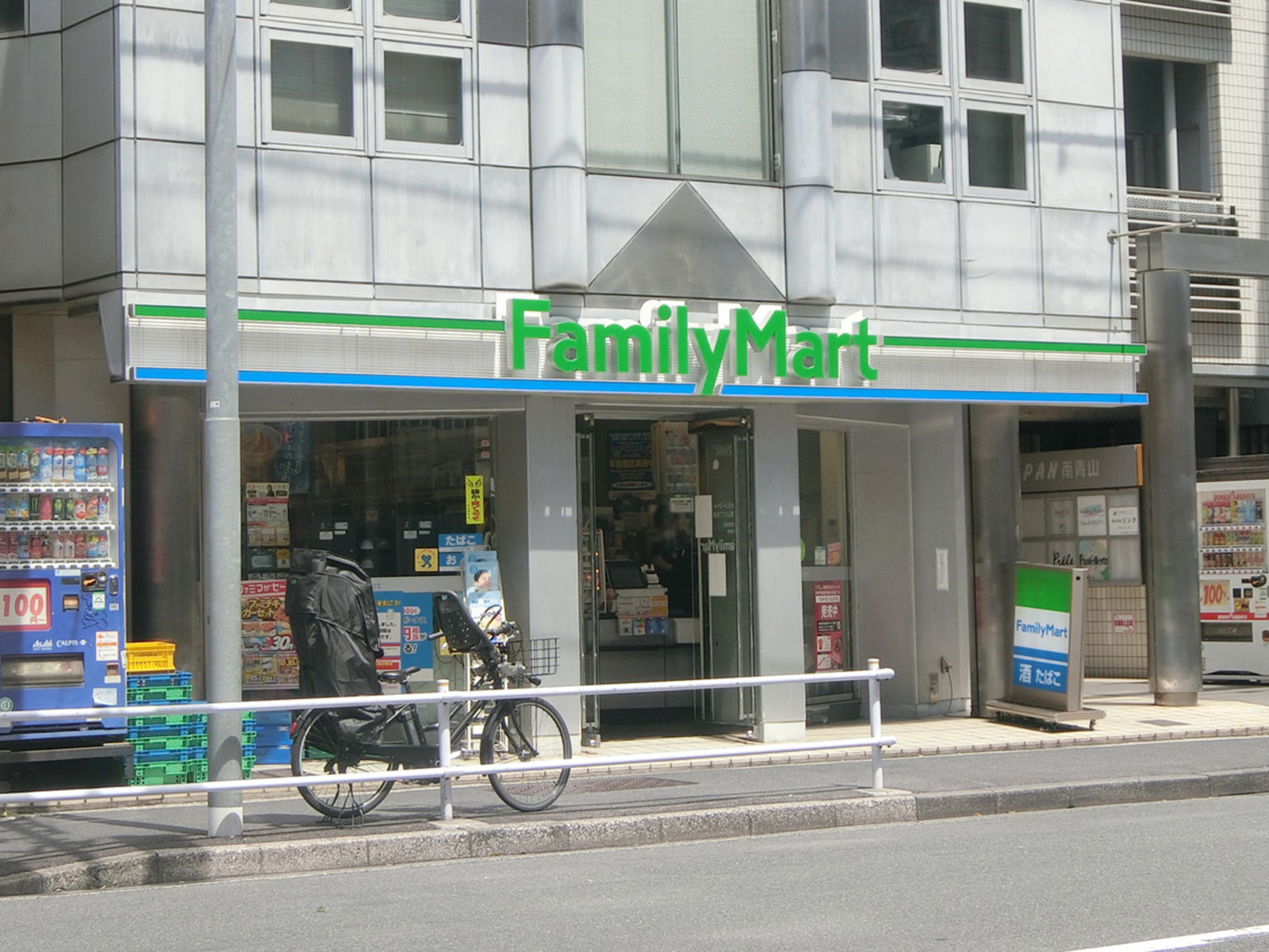 徒歩2分のファミリーマート