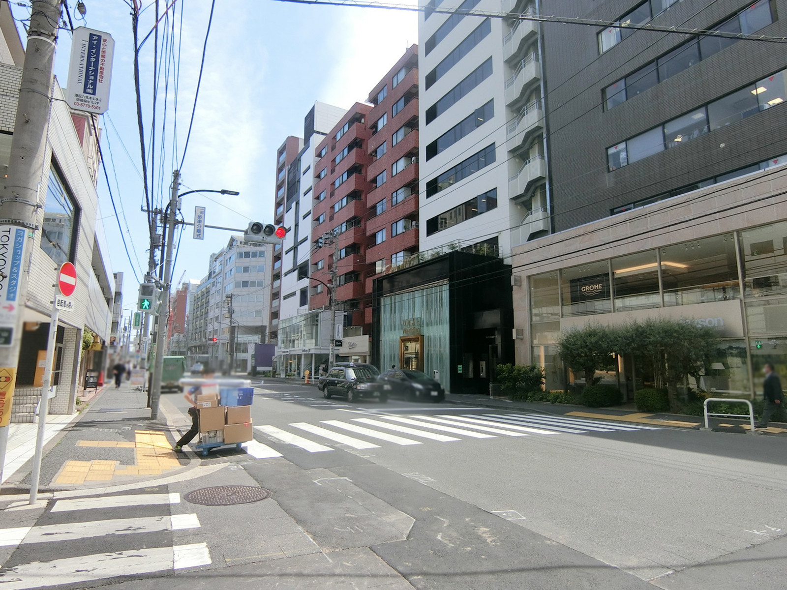メゾン青南前面の骨董通り