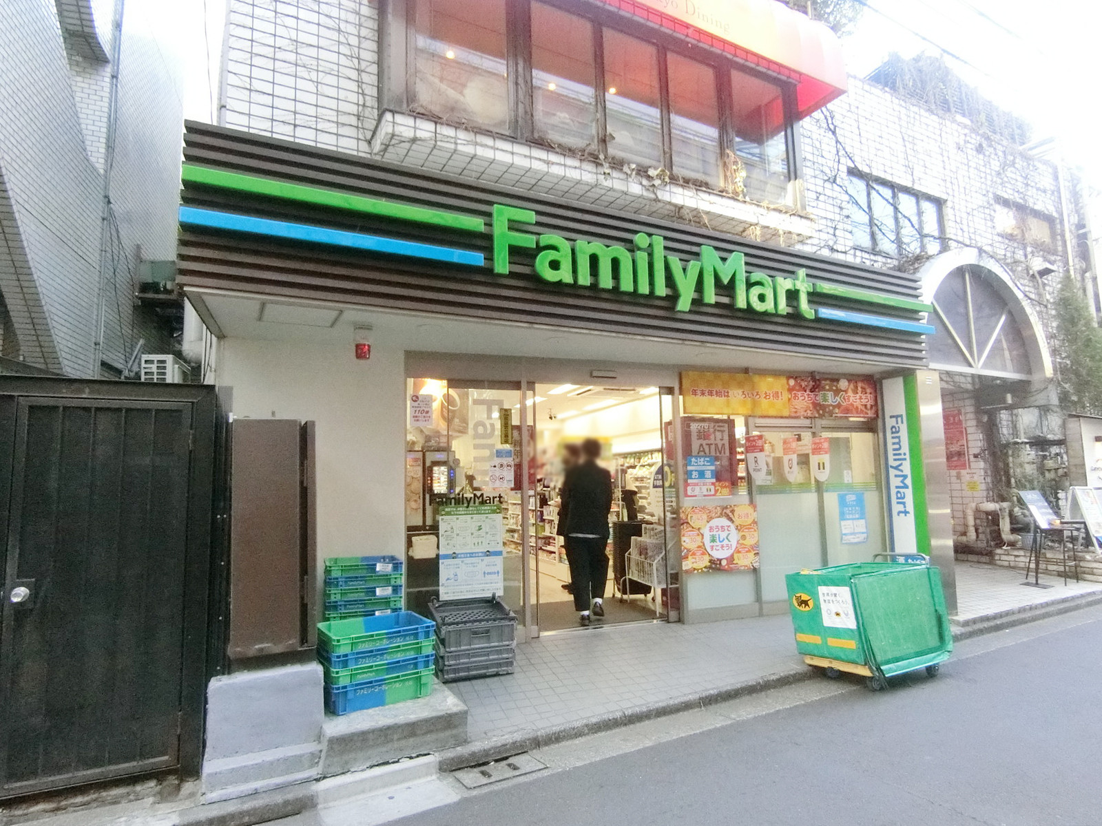 徒歩1分のファミリーマート