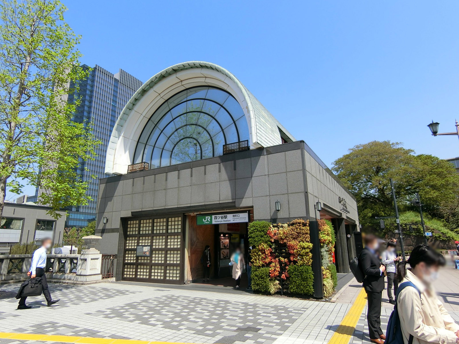 最寄りの「四ツ谷駅」