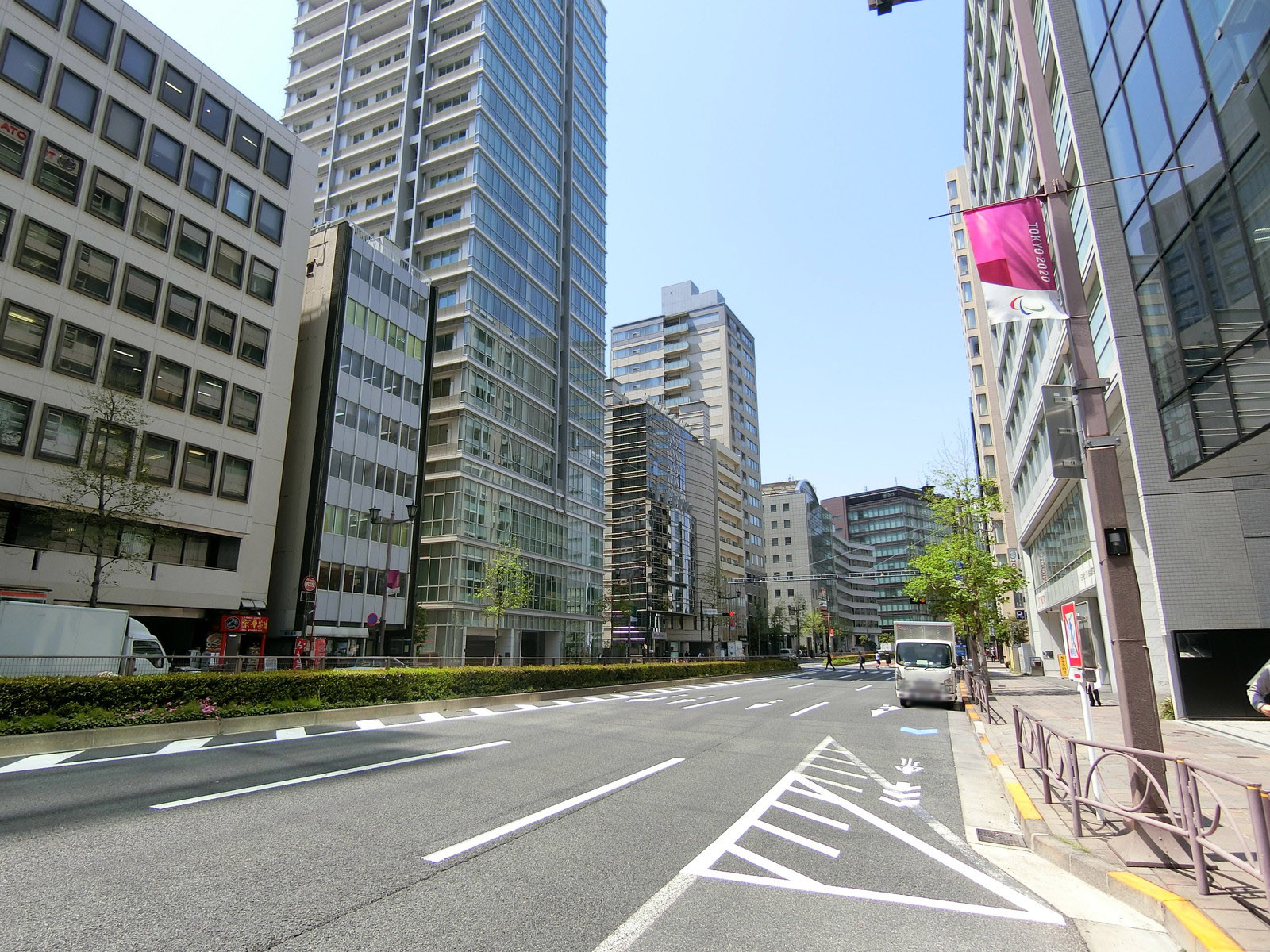 近くの新宿通り