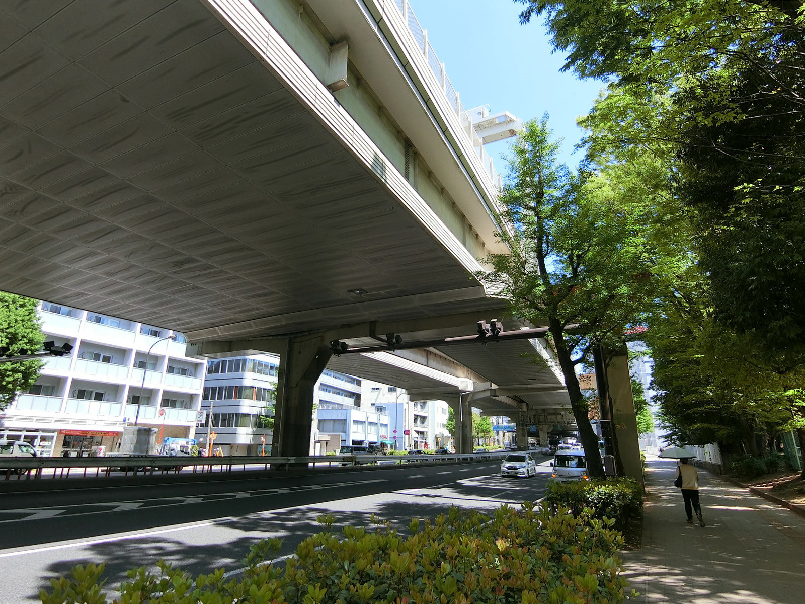 甲州街道至近に立地