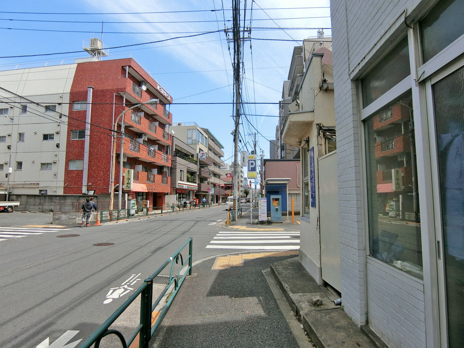 田中屋ビル前面の通り