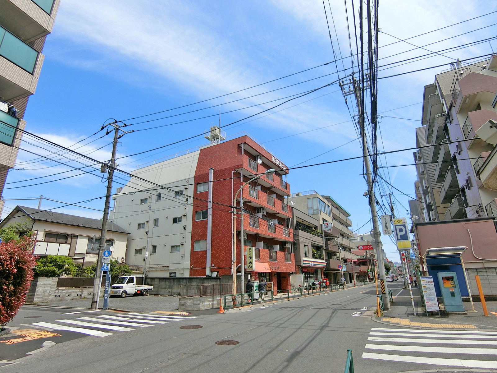 大久保通り沿いに立地