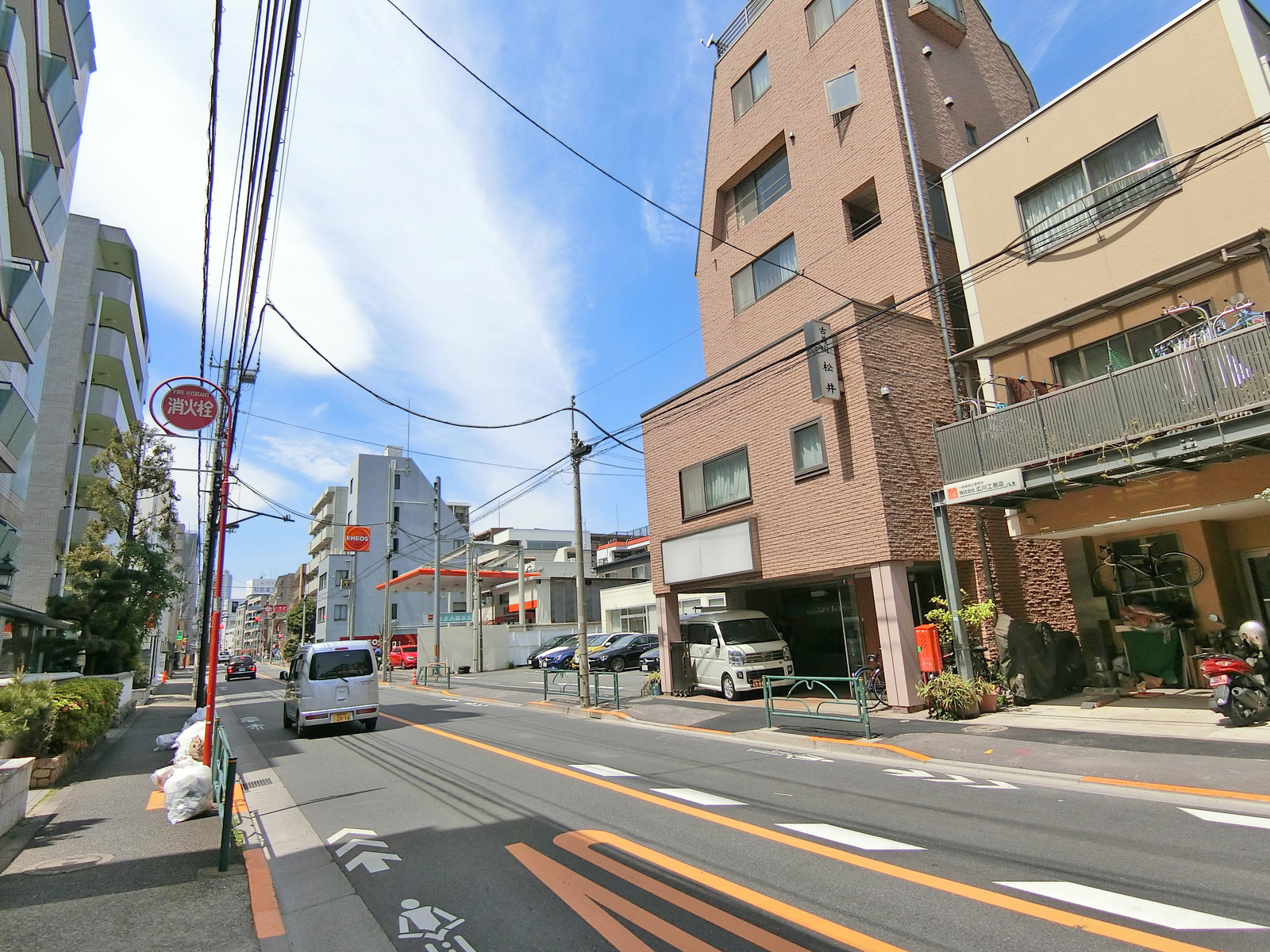 大久保通り沿いに立地