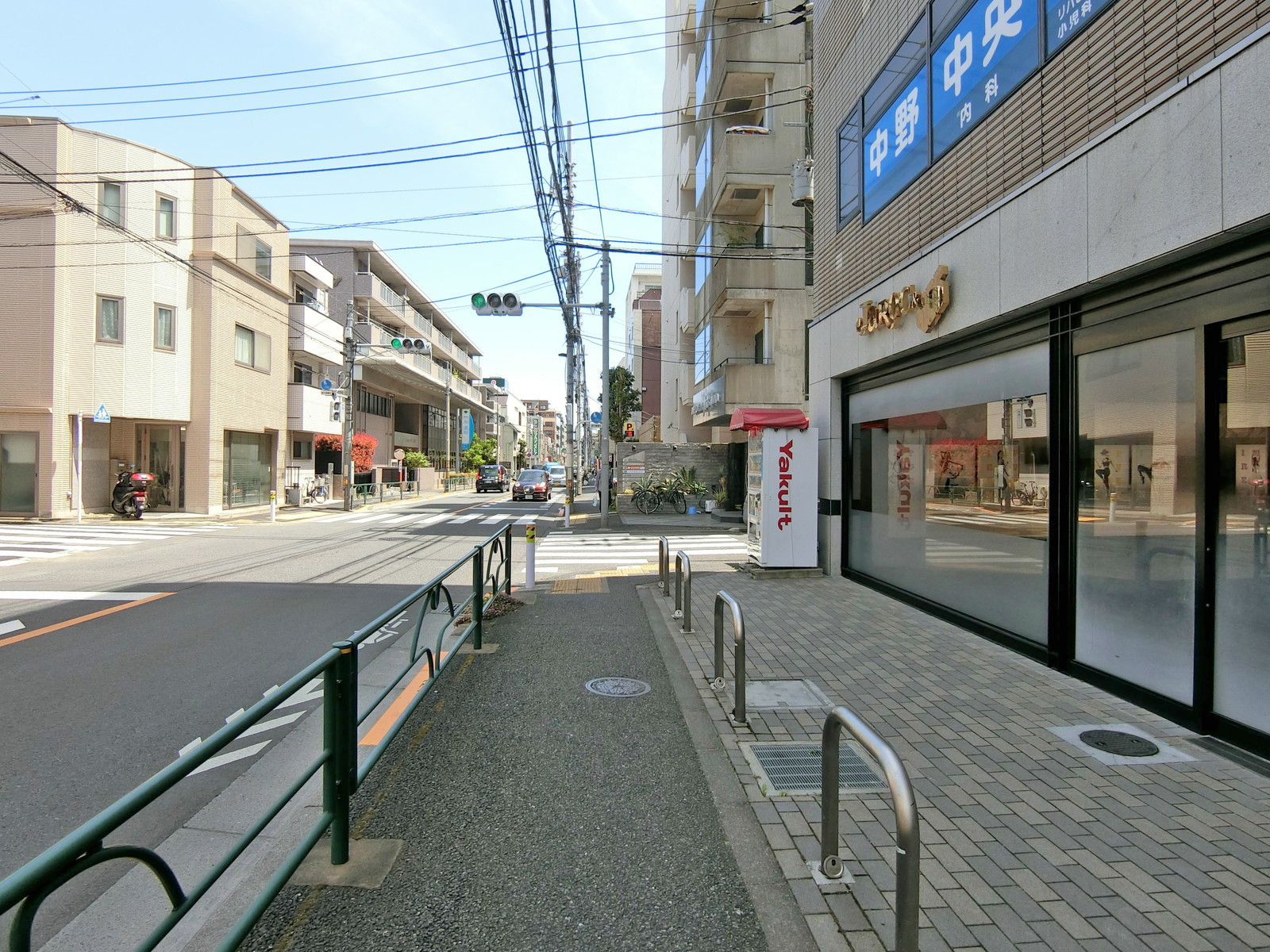 ジャロックビル前面の通り