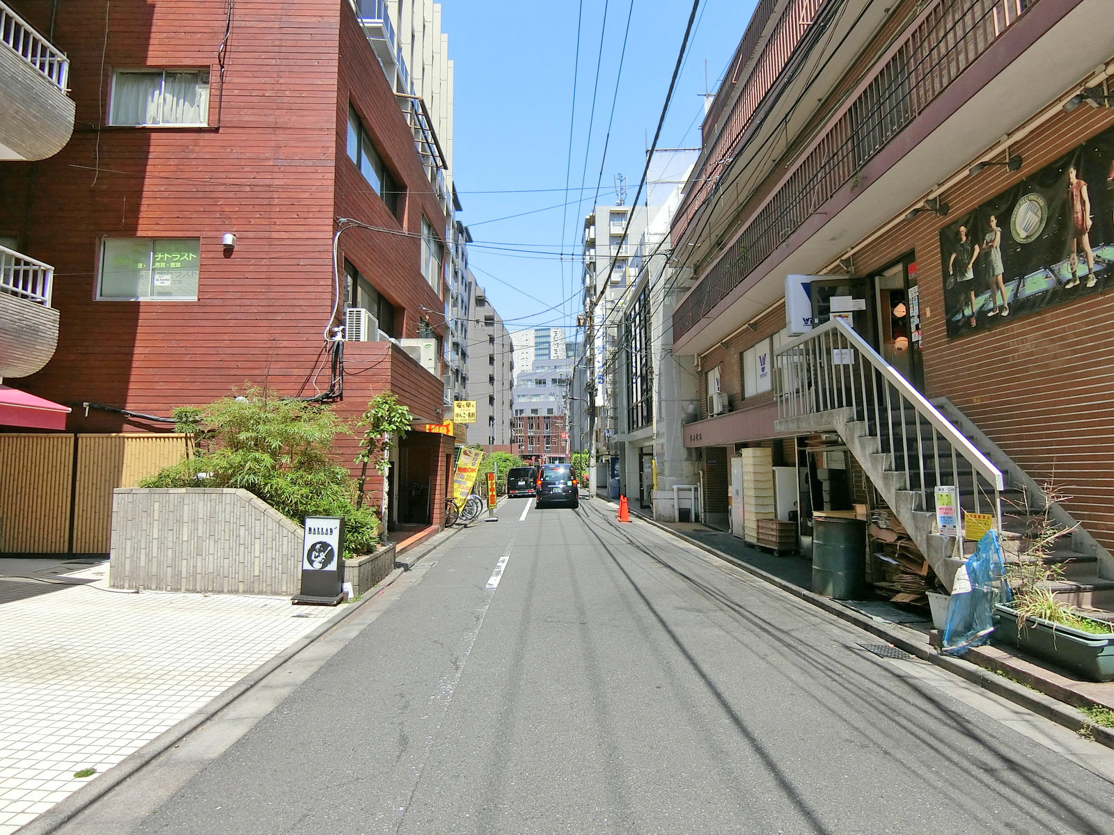 青木ビル前面の通り