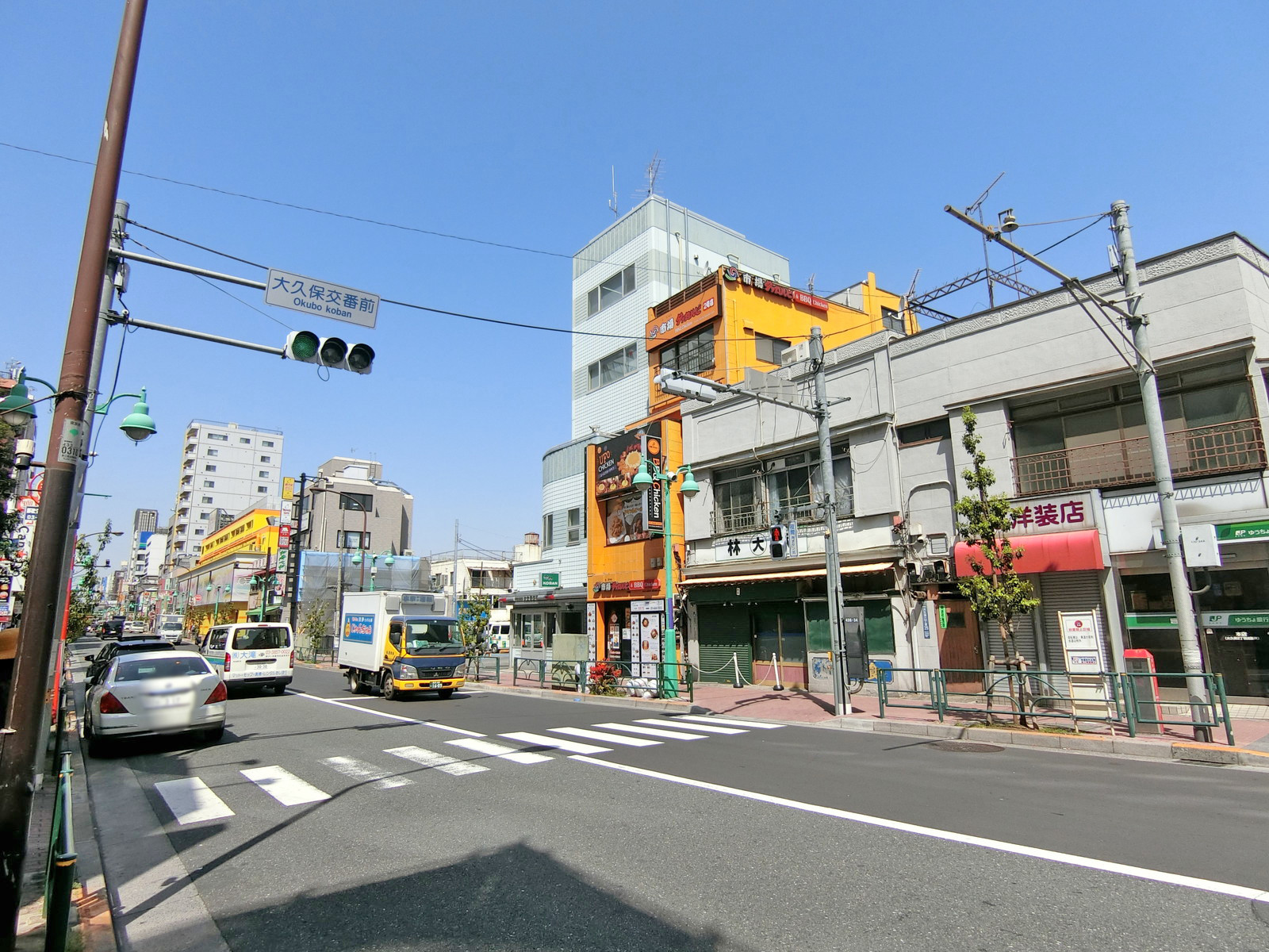 大久保通り沿いに立地