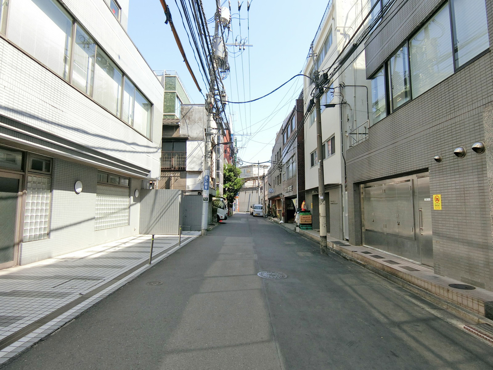 新宿ノモスビル前面の通り