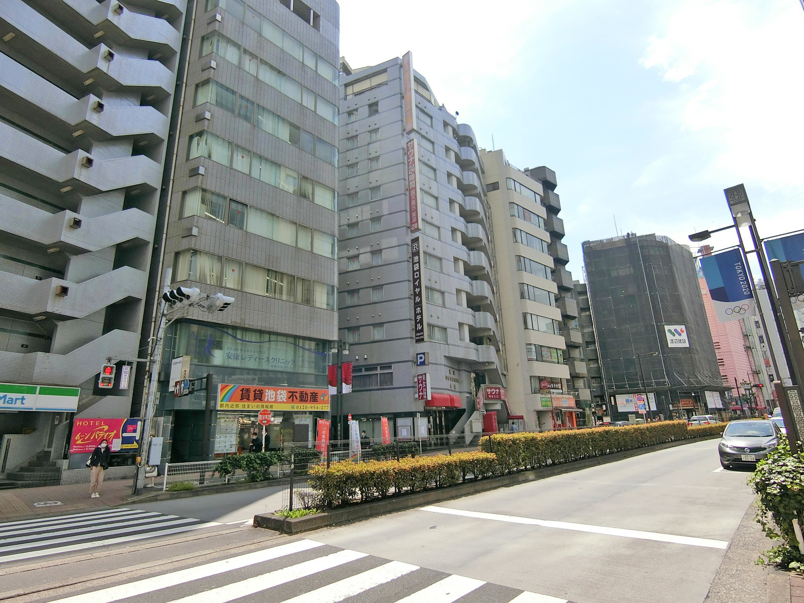 劇場通り沿いに立地