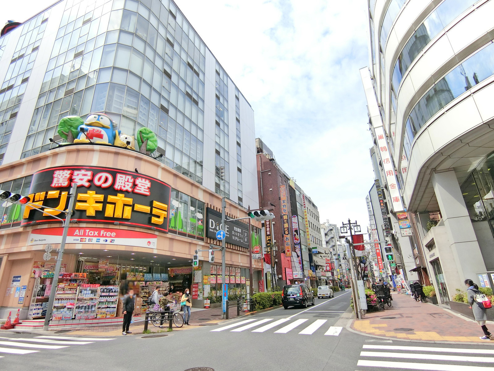 周辺はオフィスや店舗が多いエリア
