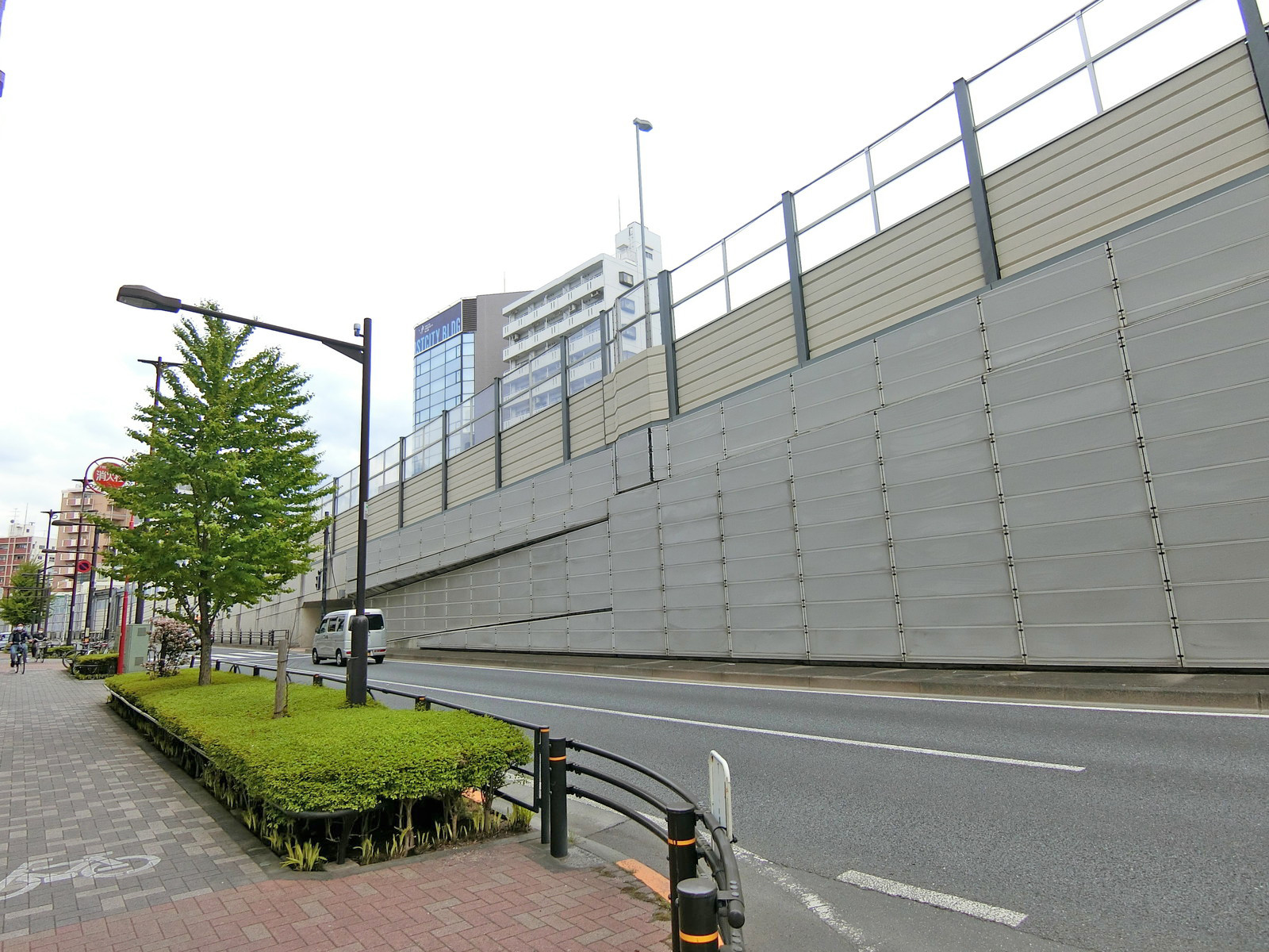 山手通り沿いに立地