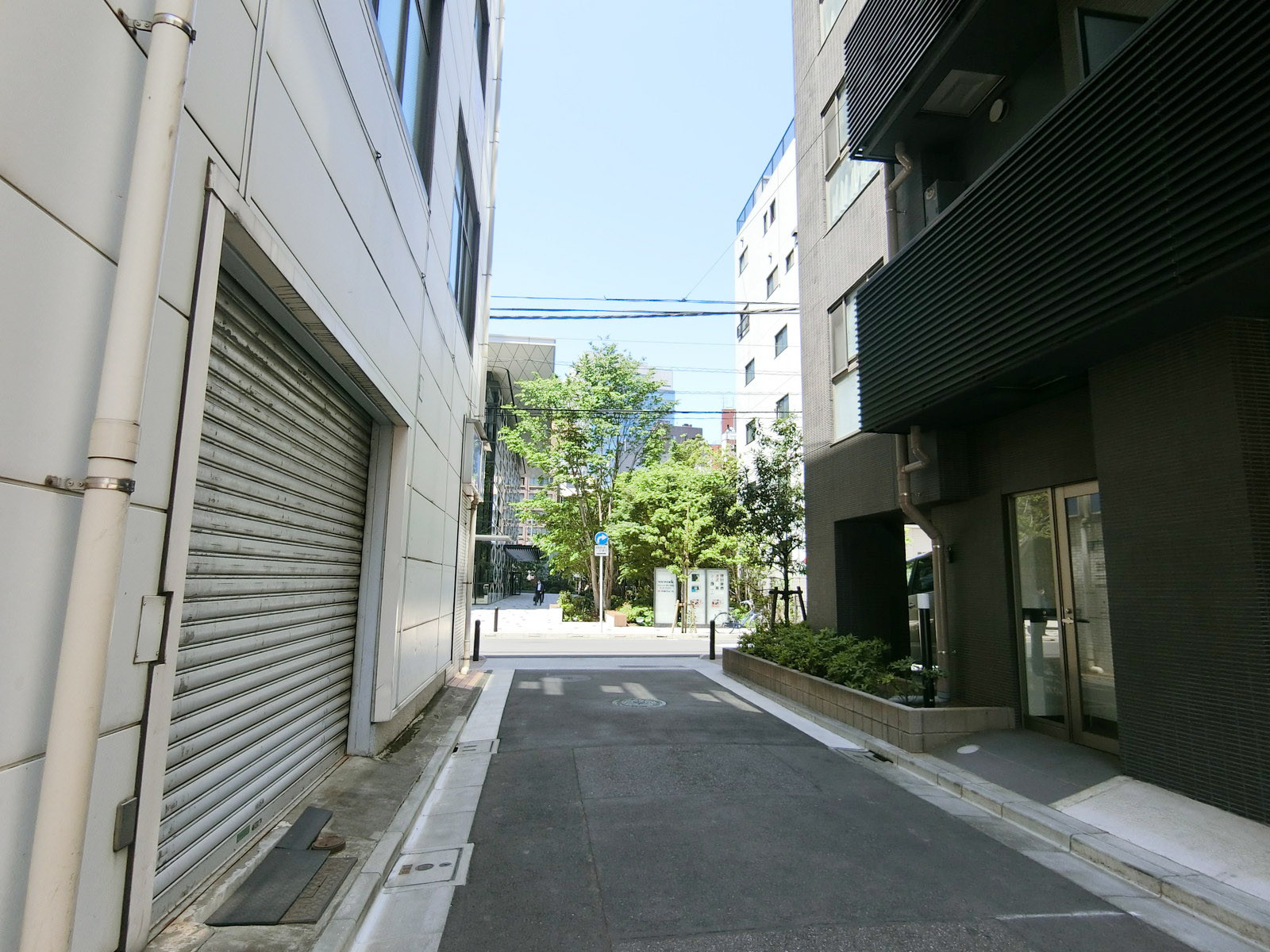 開盛館ビル前面の通り