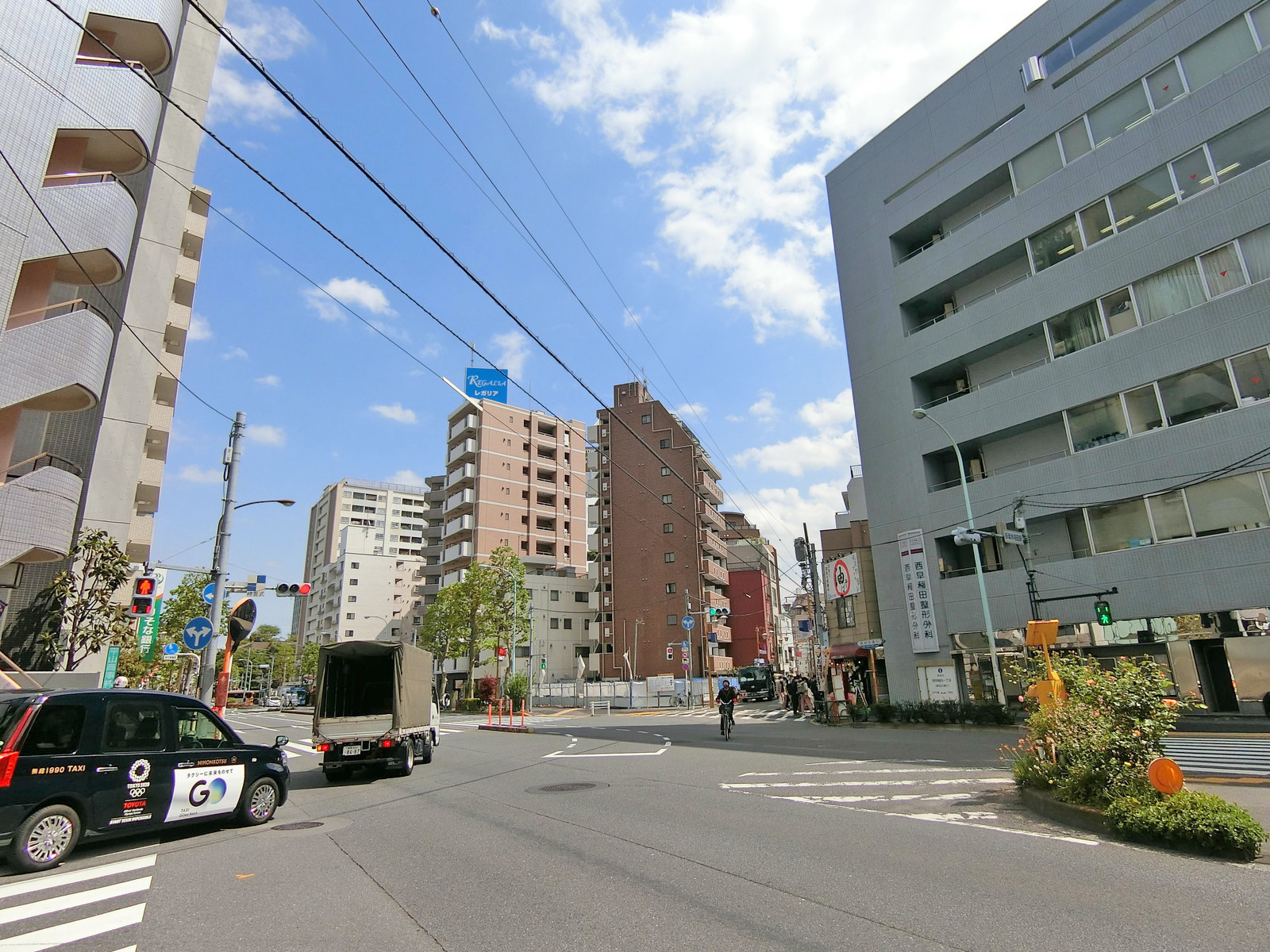 新目白通り沿いに立地