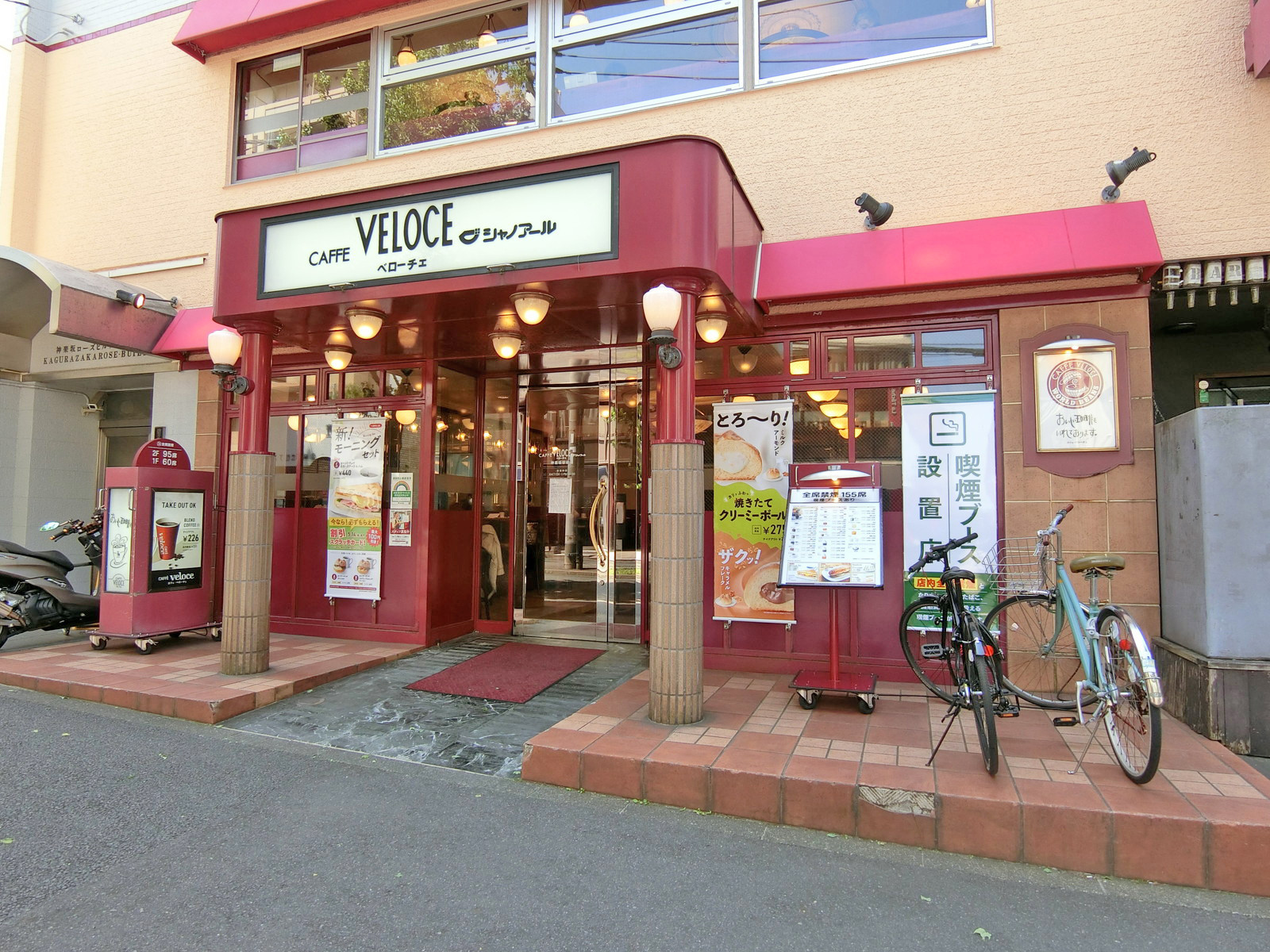 向かいの通りのベローチェ新宿神楽坂駅前店