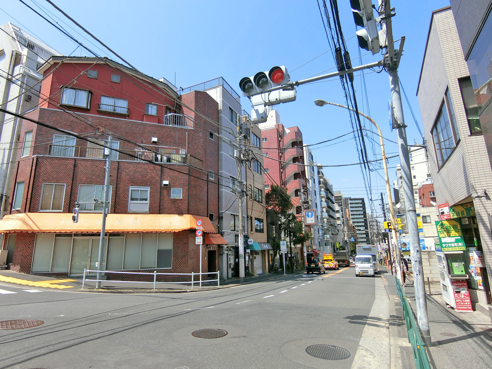 早稲田通り沿いに立地