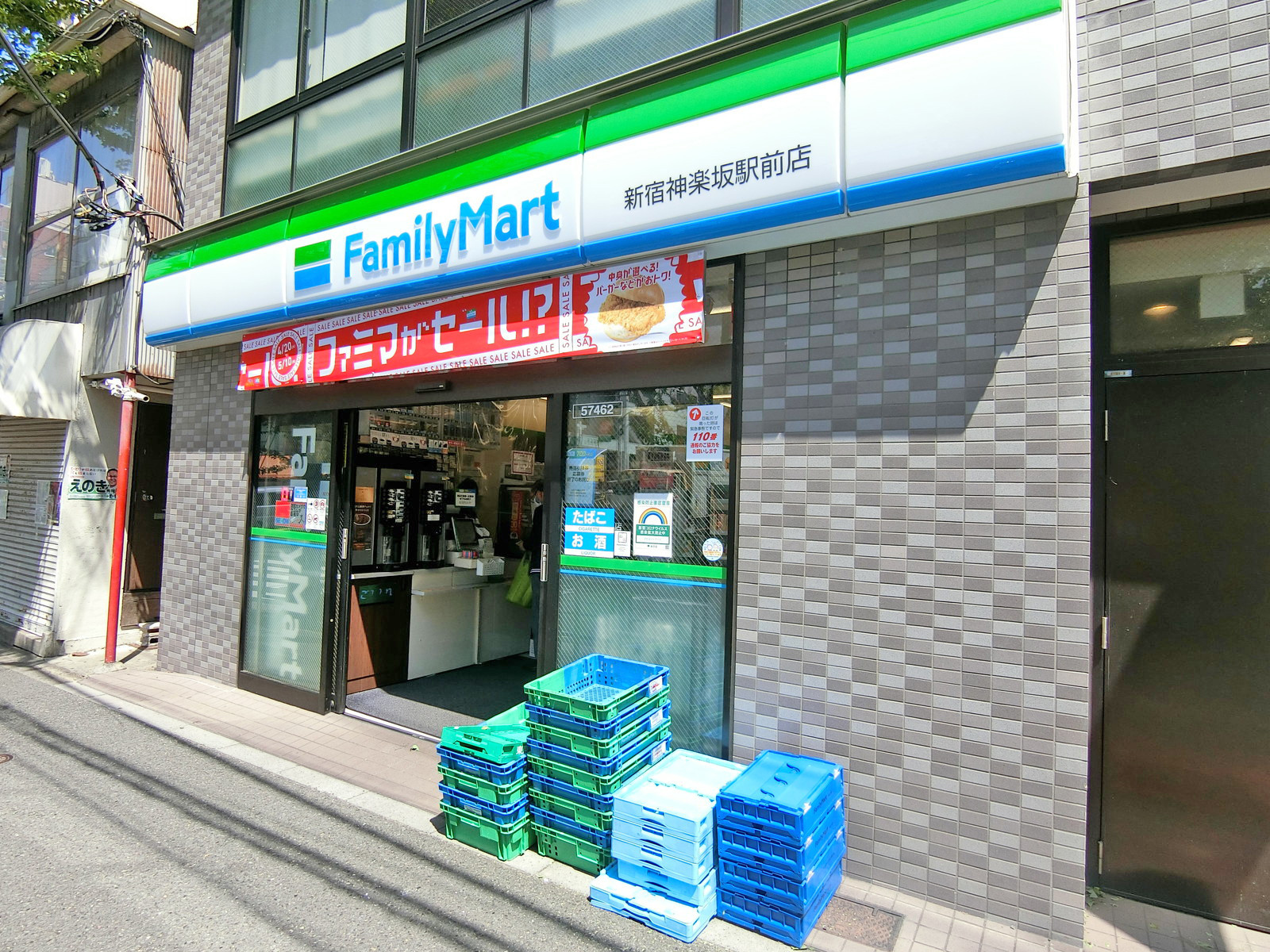 徒歩1分のファミリーマート新宿神楽坂駅前店