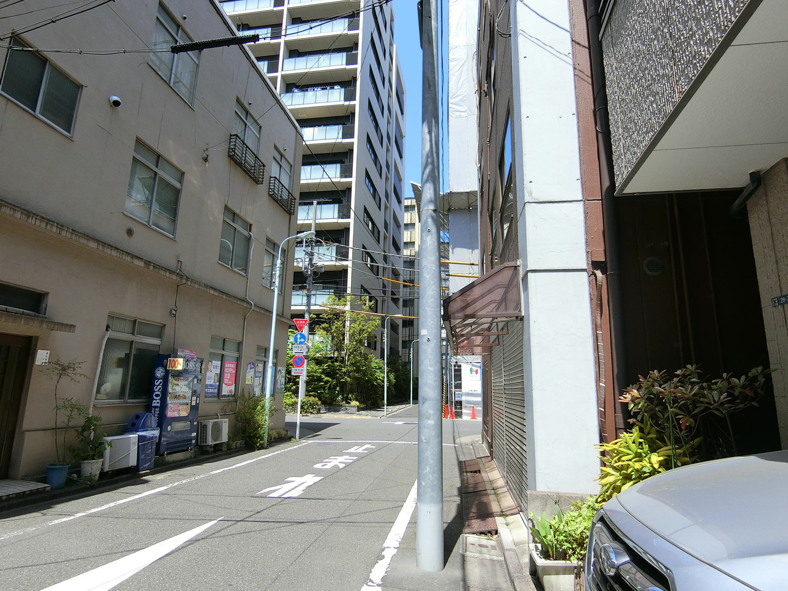 オフィスビル前面の通り