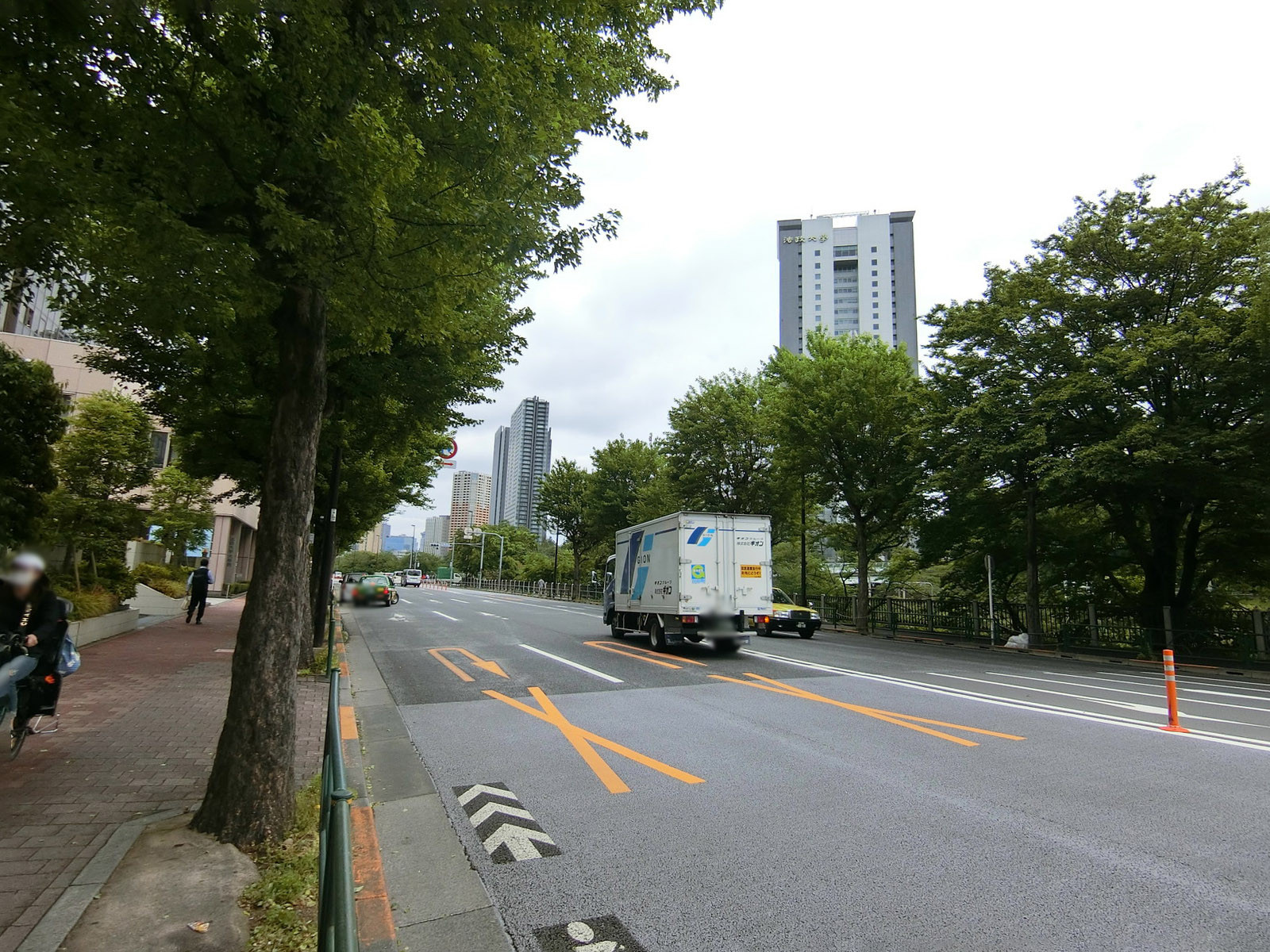 市ヶ谷クロスプレイス前面の外堀通り