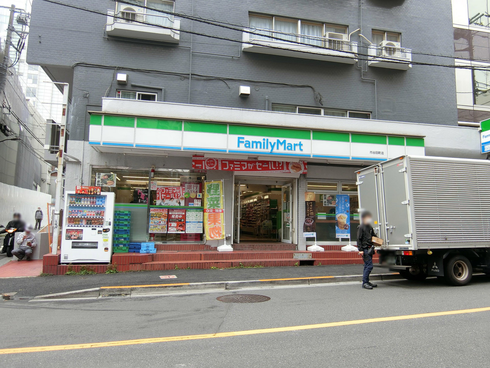 徒歩2分のファミリーマート