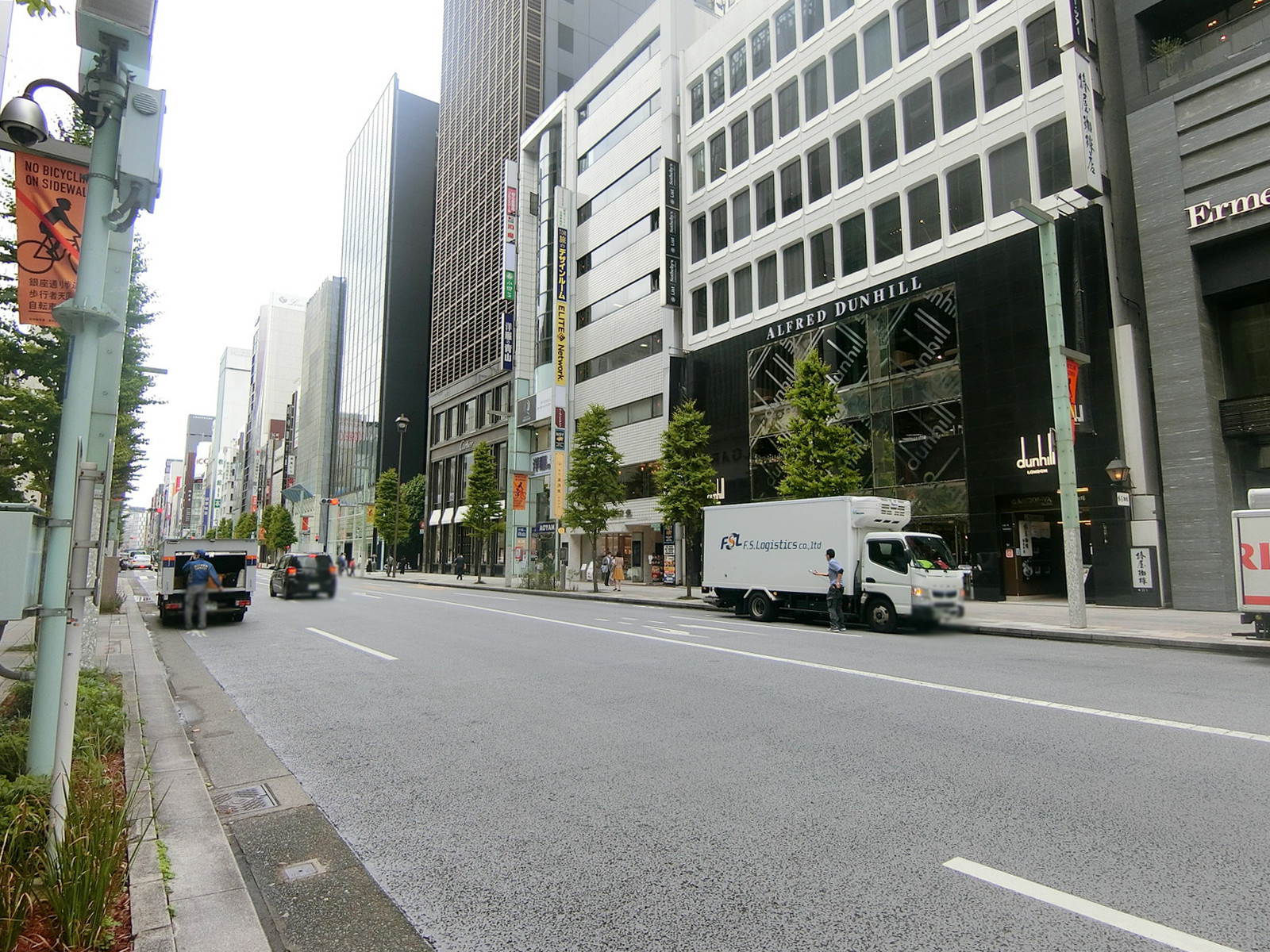 ティファニー銀座ビル前面の銀座通り