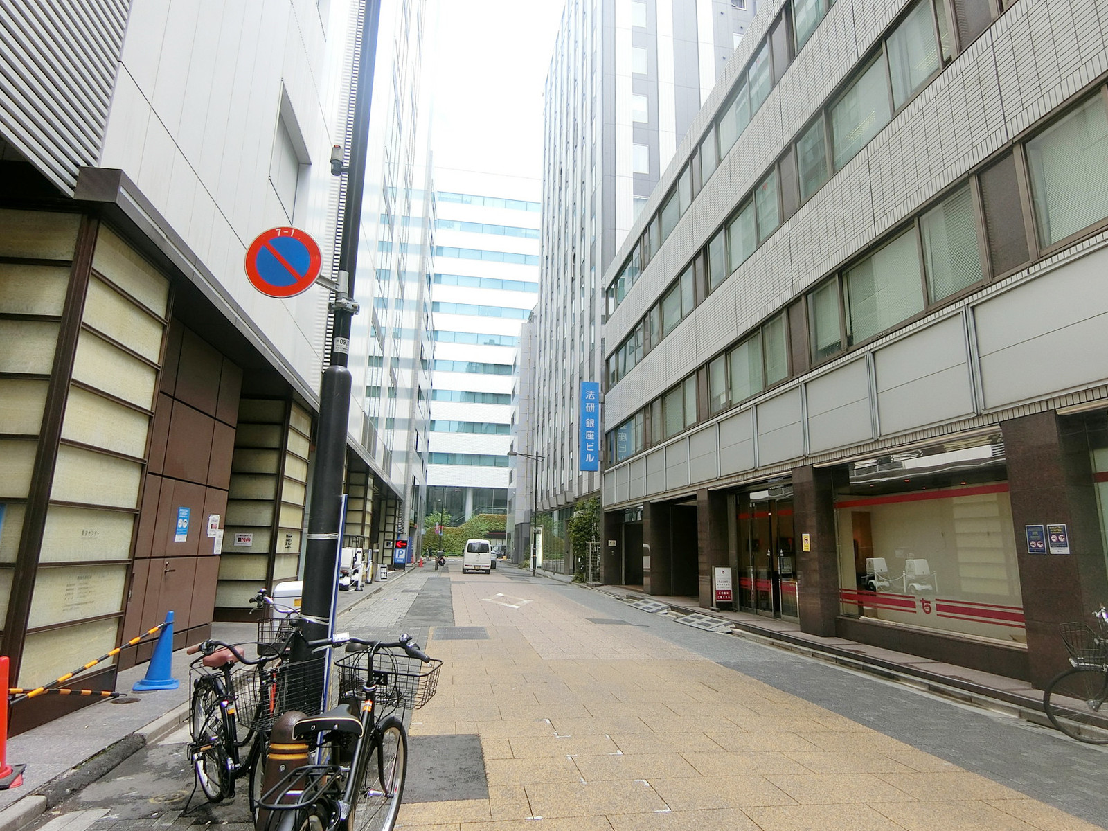 VORT銀座DDI前面のあづま通り