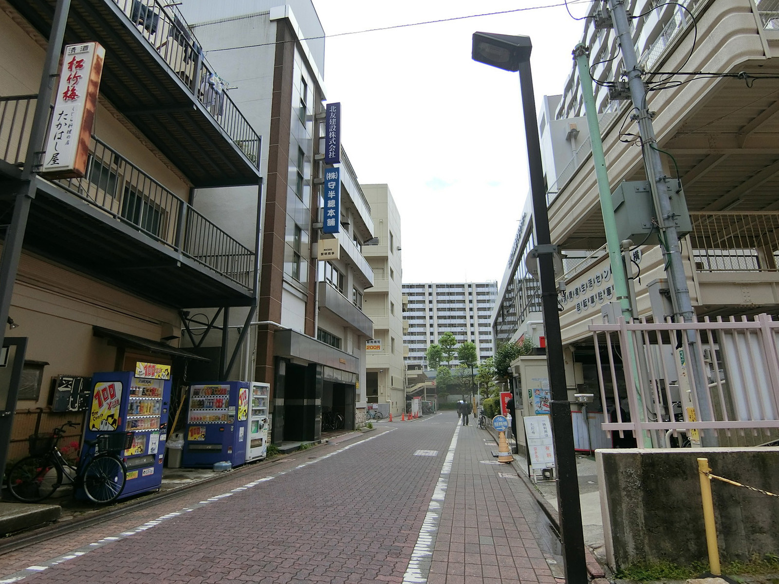 オフィスビル前面の通り