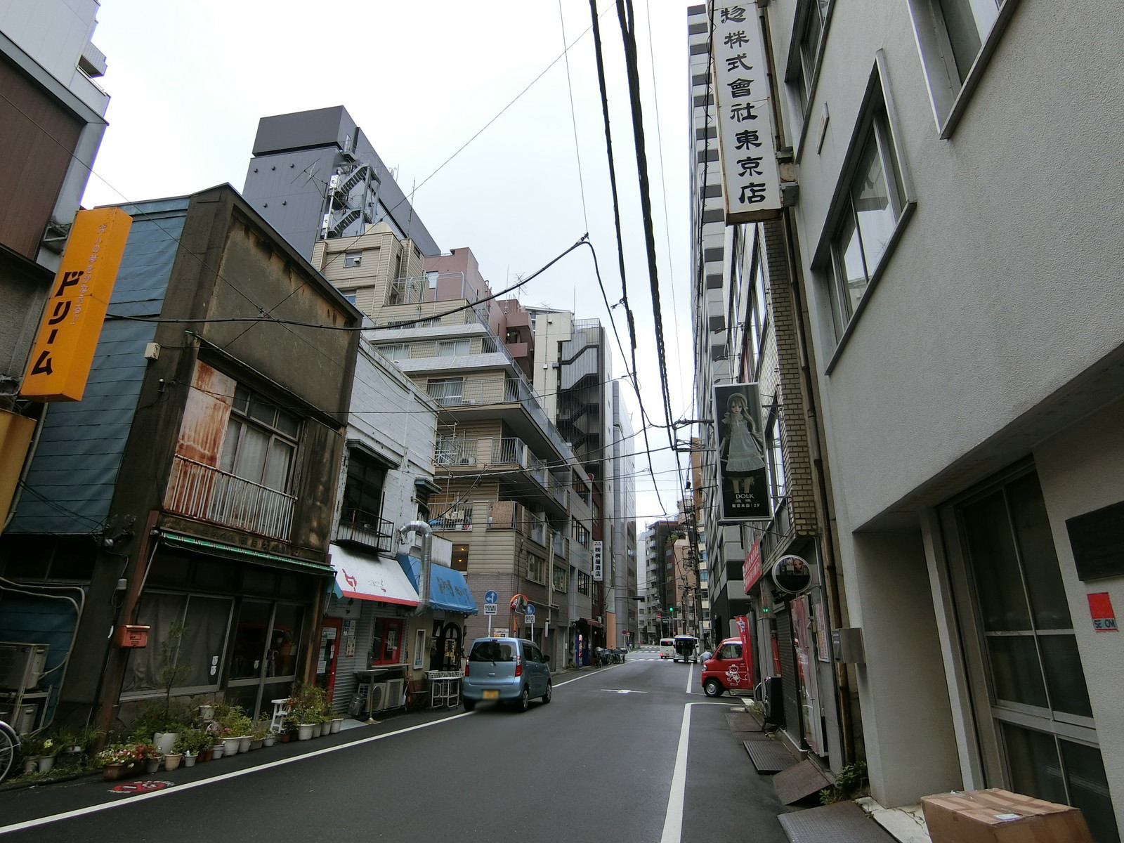 オフィスビル前面の通り