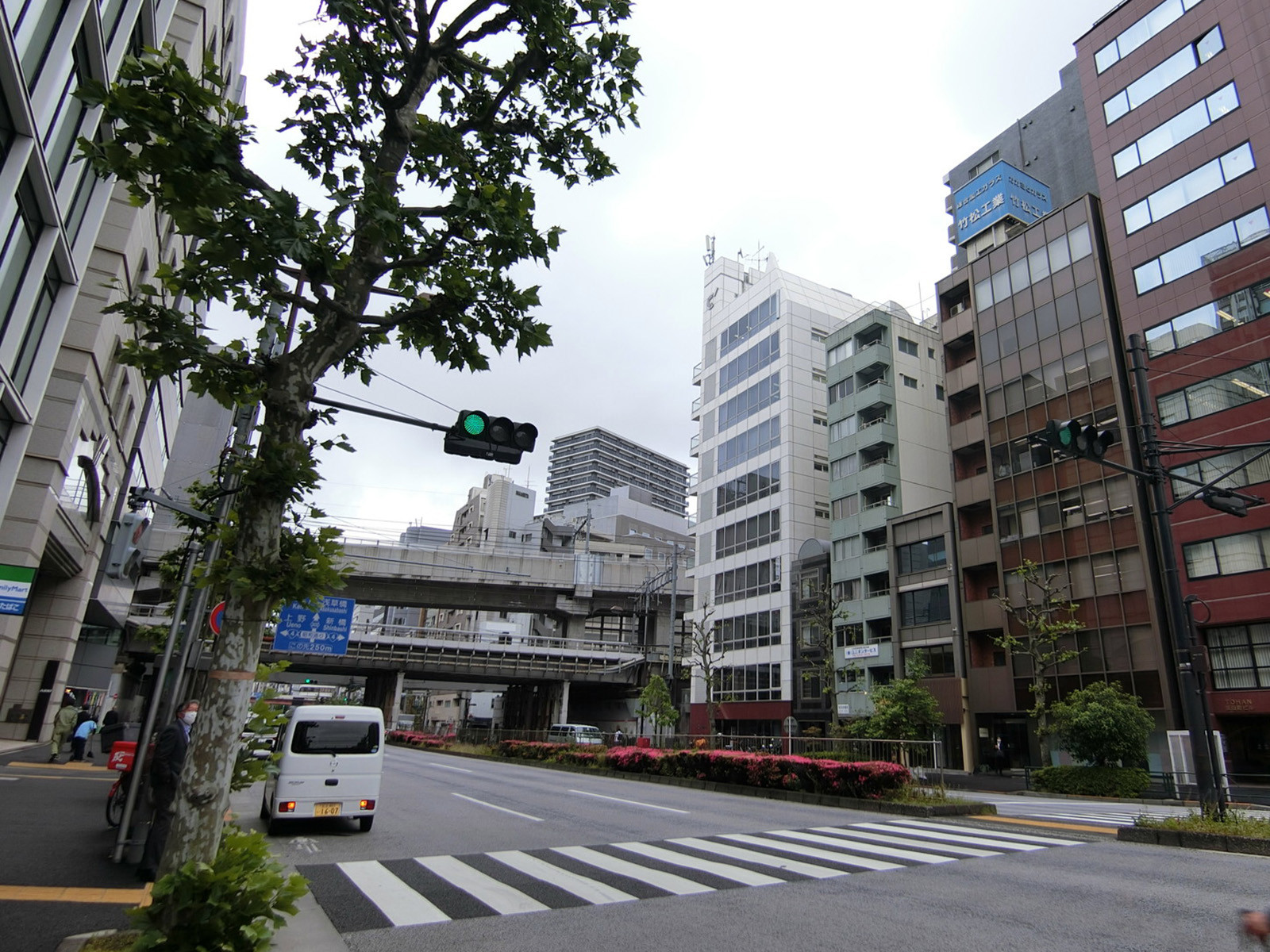 付近の靖国通り