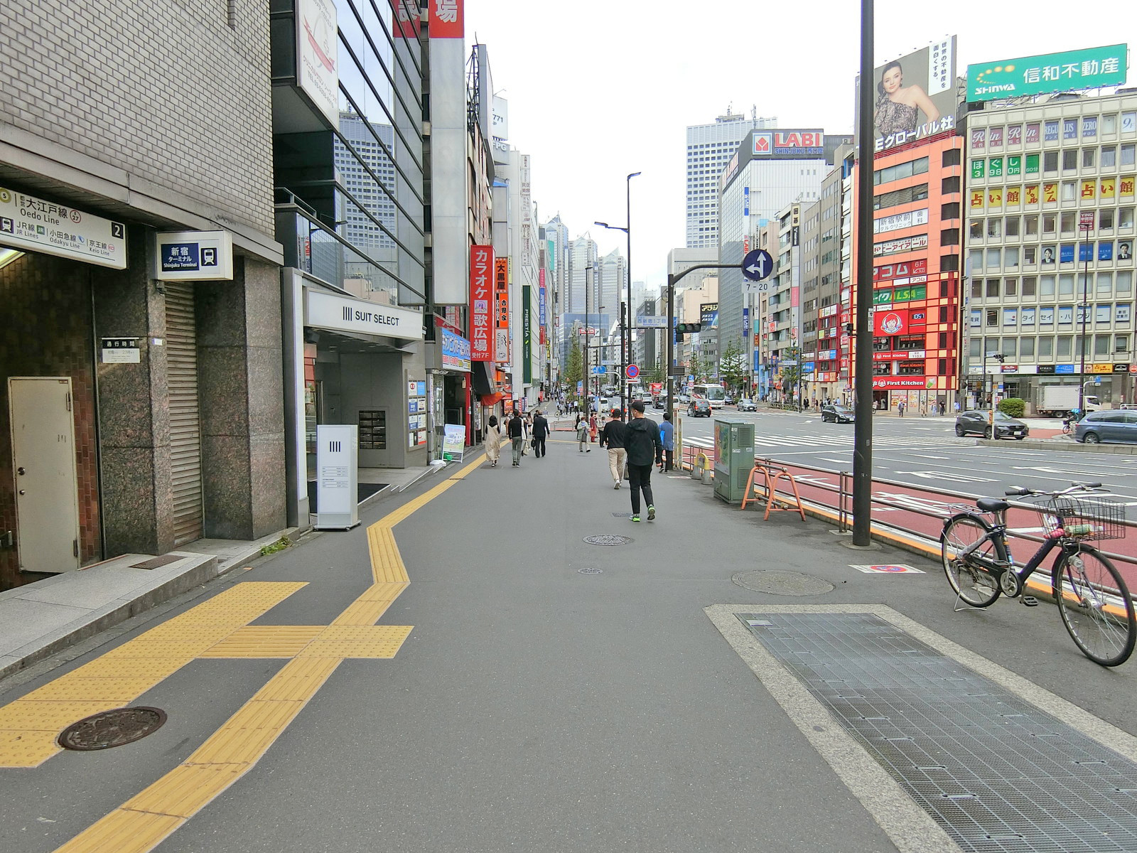 新宿南口ビル前面の通り
