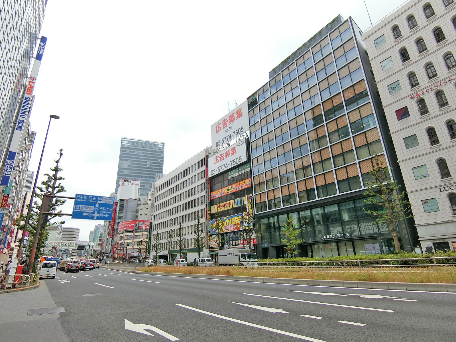 甲州街道沿いに立地