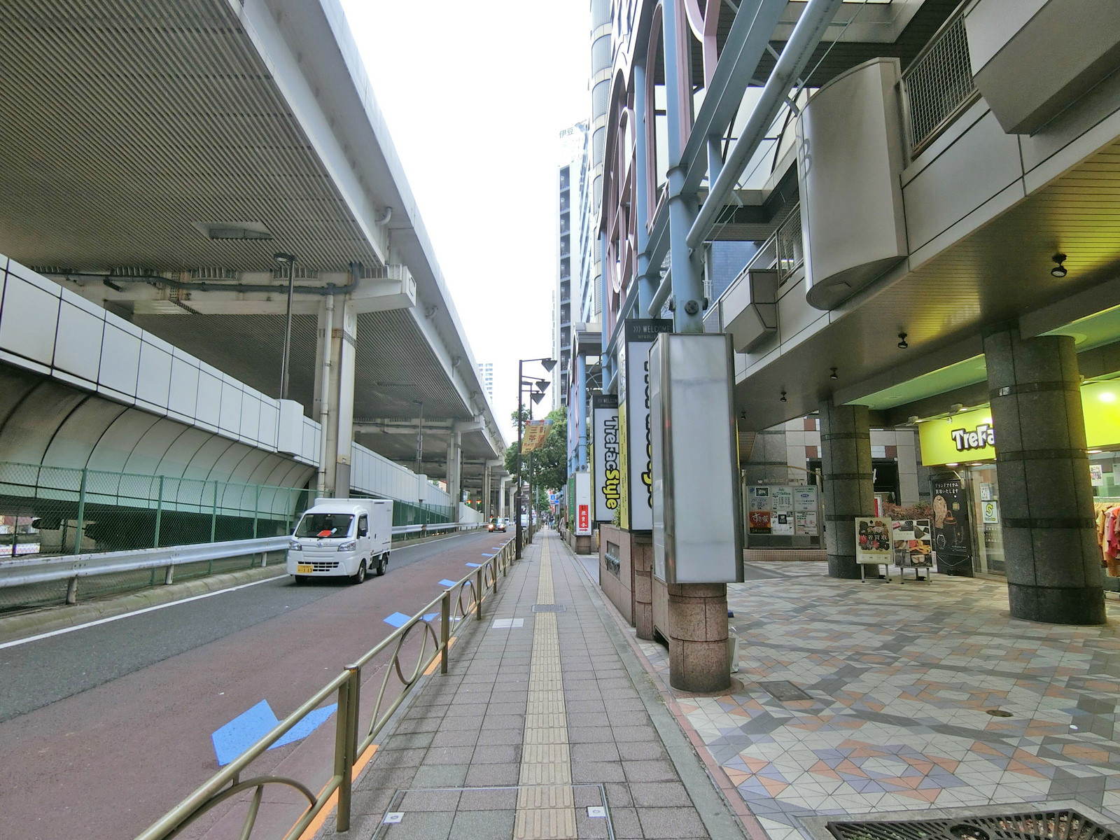 サンタワーズセンタービル前面の通り
