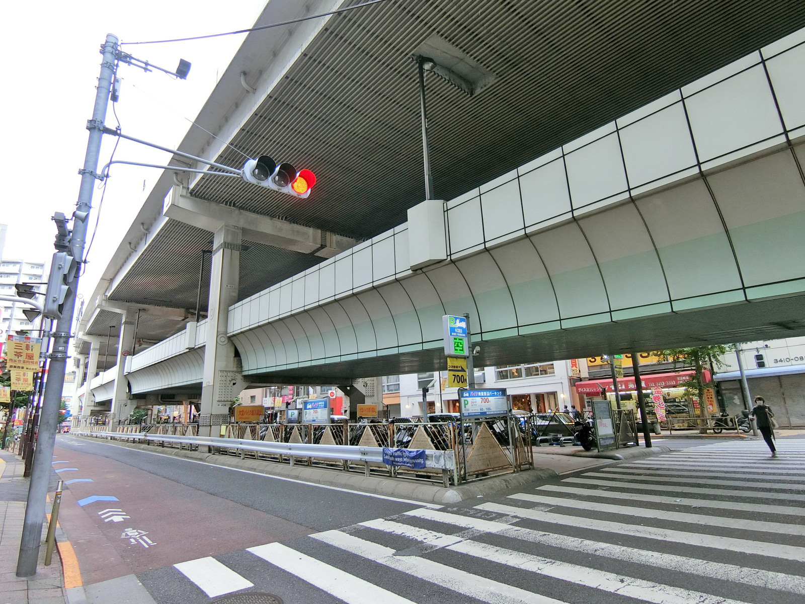 玉川通り沿いに立地