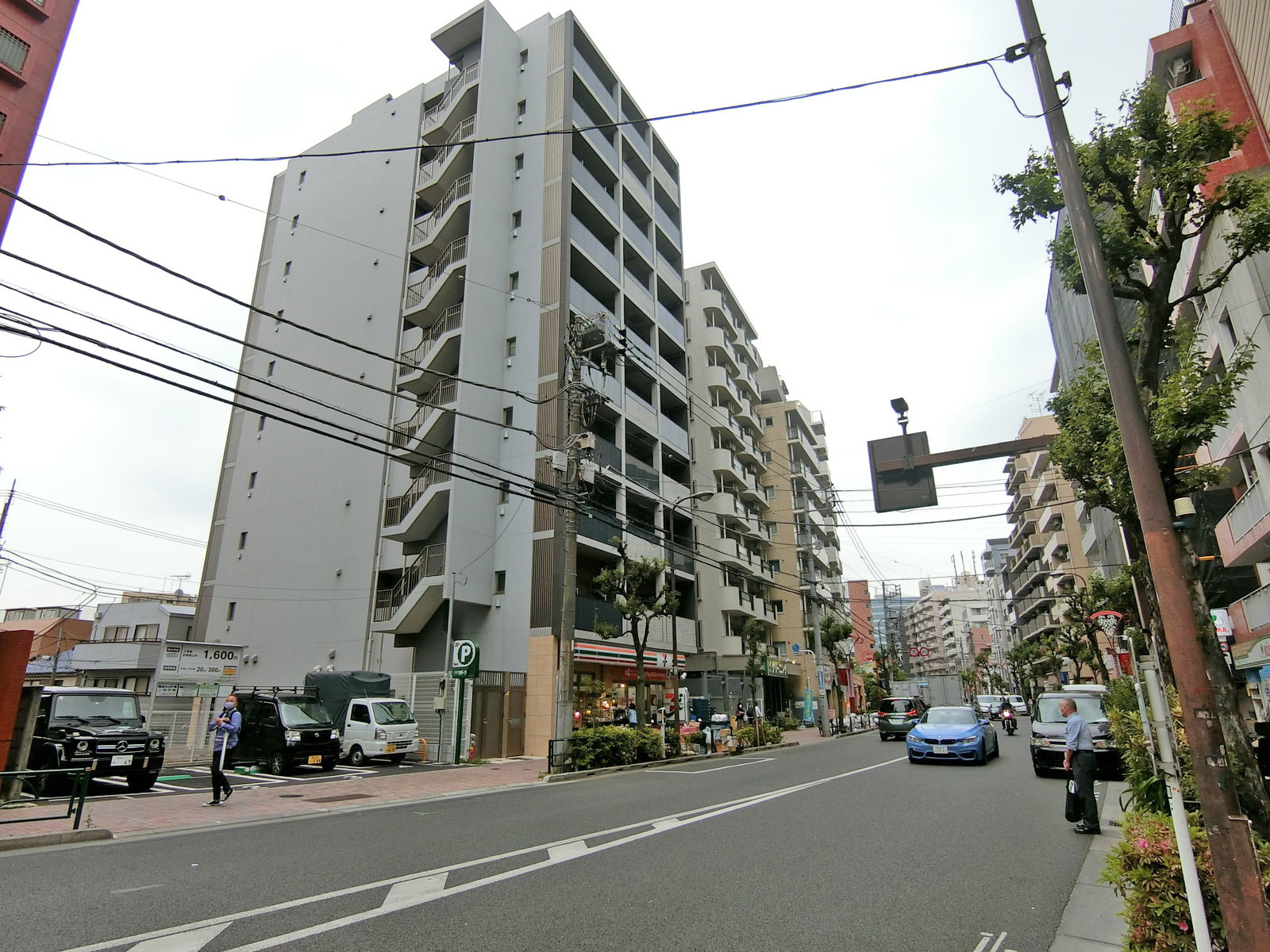 世田谷通り沿いに立地