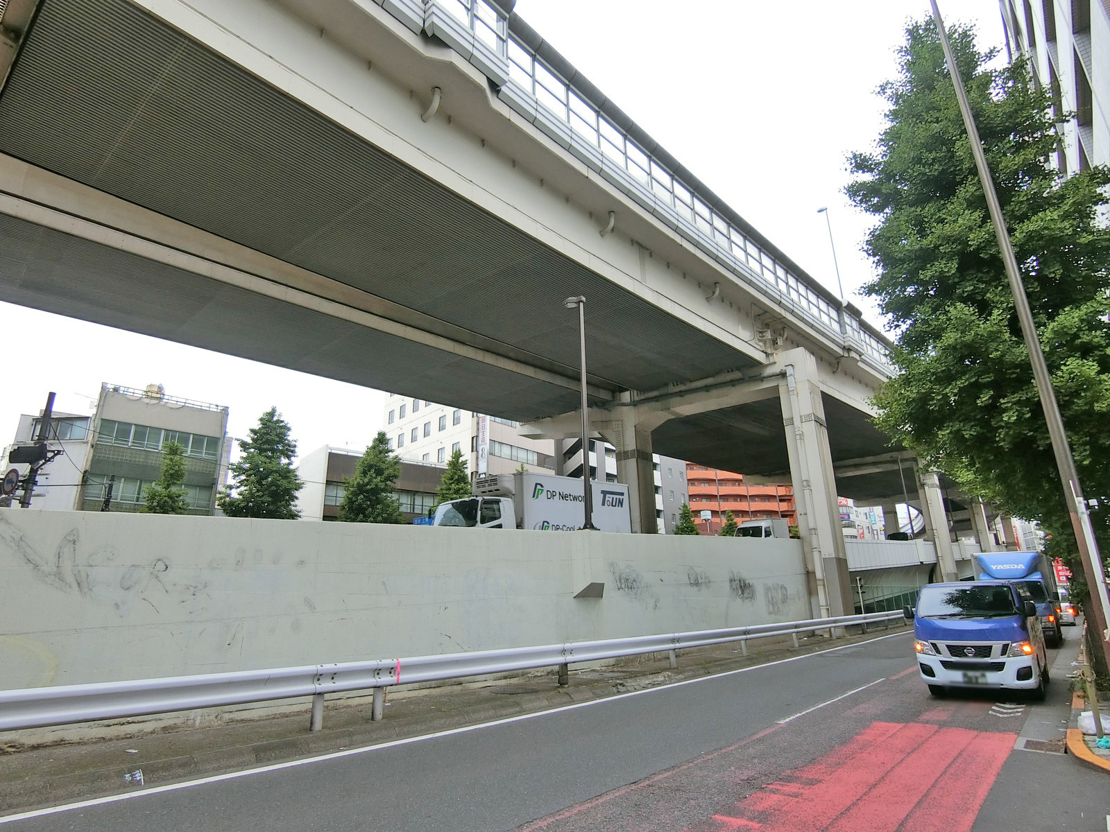 玉川通り沿いに立地