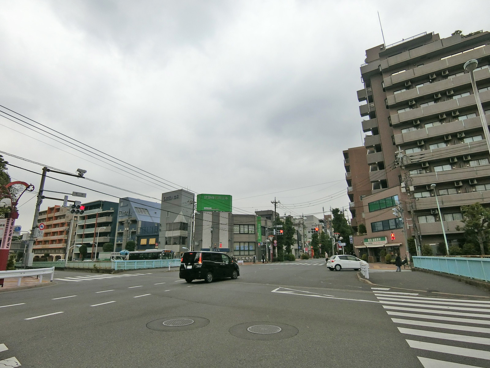 環七通り沿いに立地