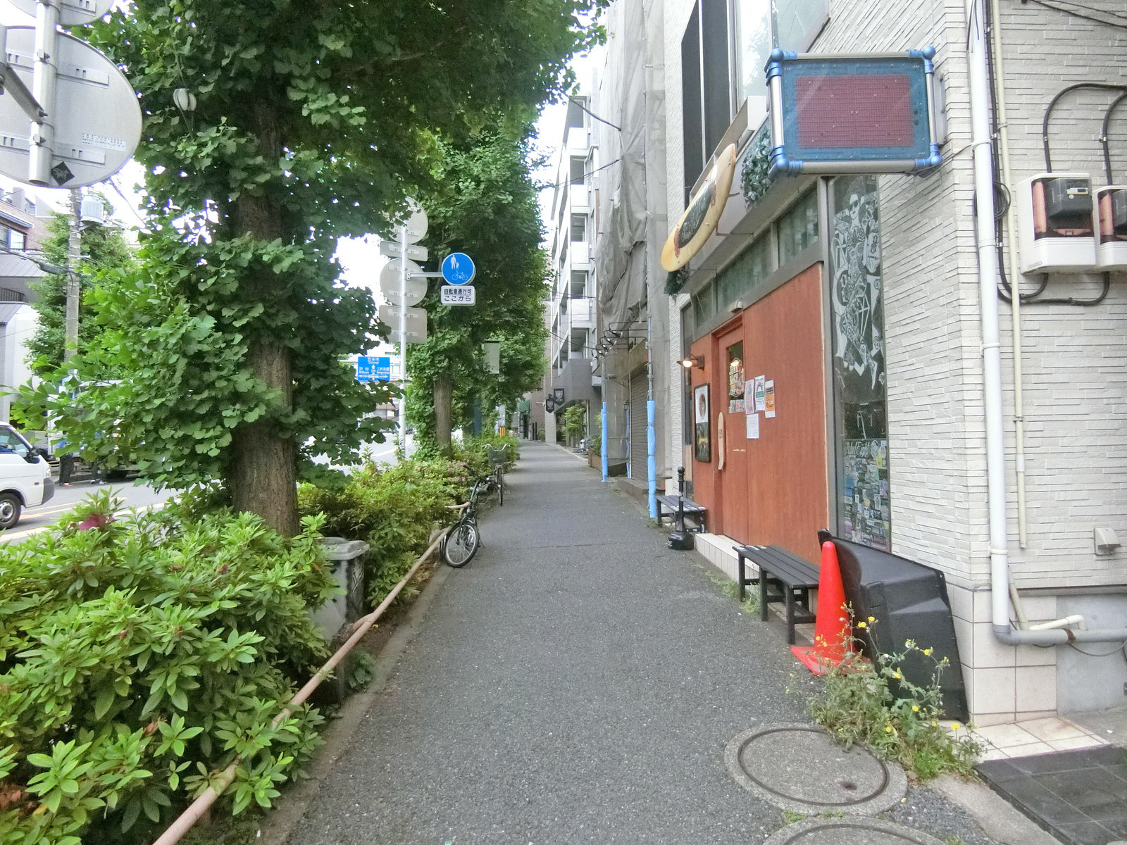 ラ・リゴタワー三宿前面の通り