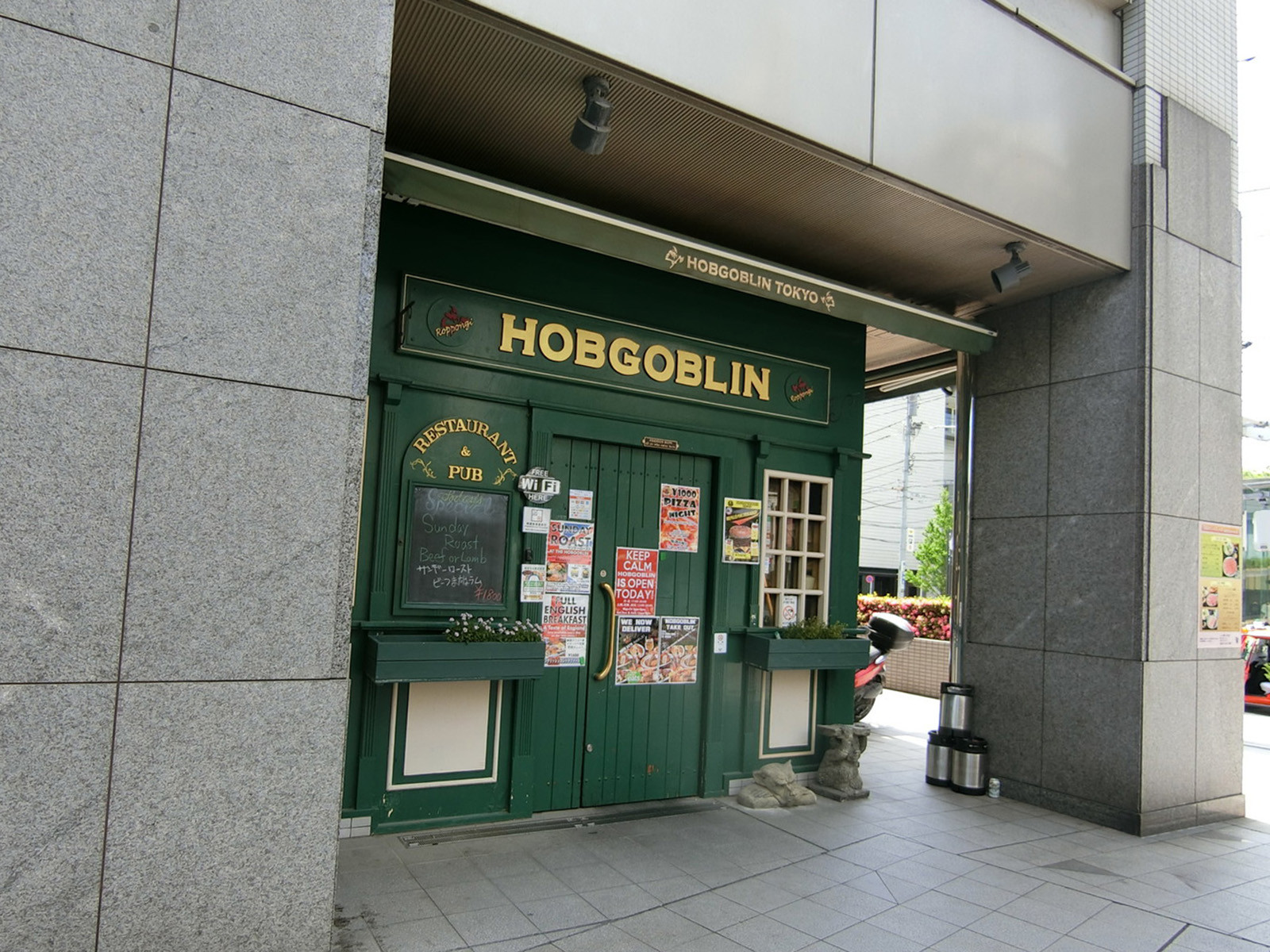 徒歩圏内には飲食店があり