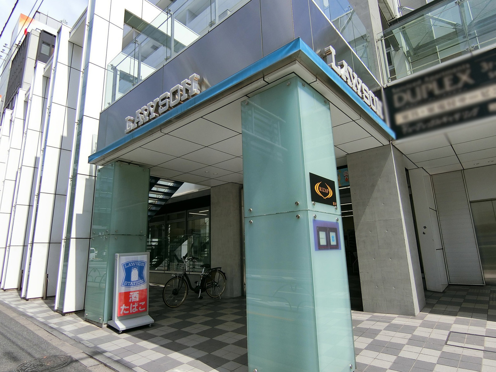 徒歩3分のローソン 六本木3丁目店